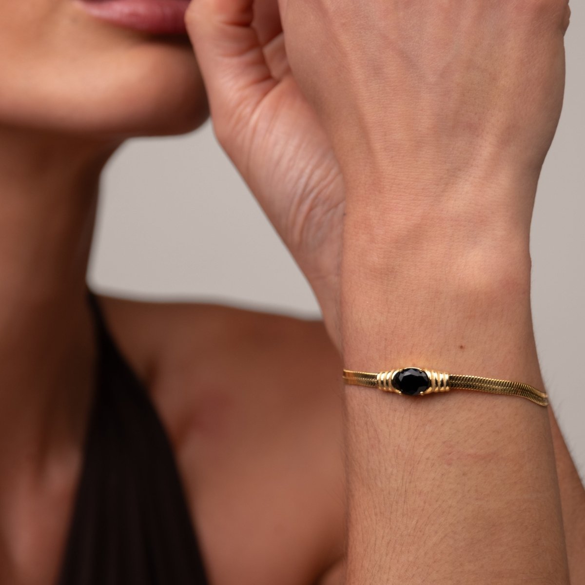 Bracelet Mesh Onyx Stone 18K Gold-Plated in 18K gold-plated – Meiva bracelet view 8