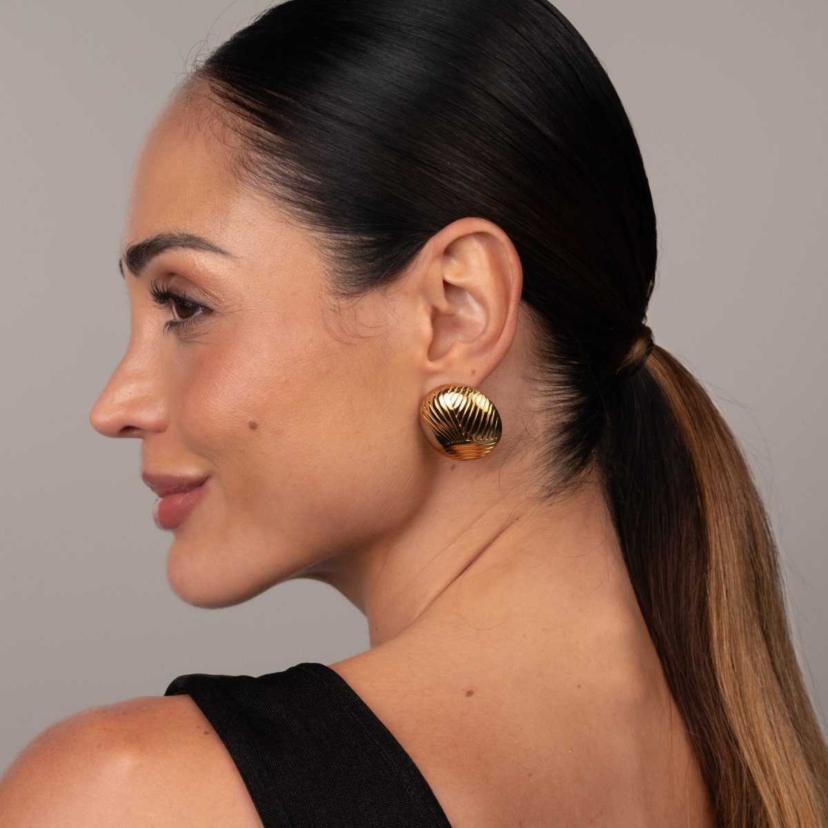 Earrings Textured Sphere Two-Tone Gold and Silver – Meiva earrings view 3