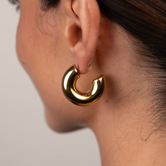 Hoop Earrings Lola Chunky Hoop Earrings 18K Gold-Plated in 18K gold-plated – Meiva earrings view 2