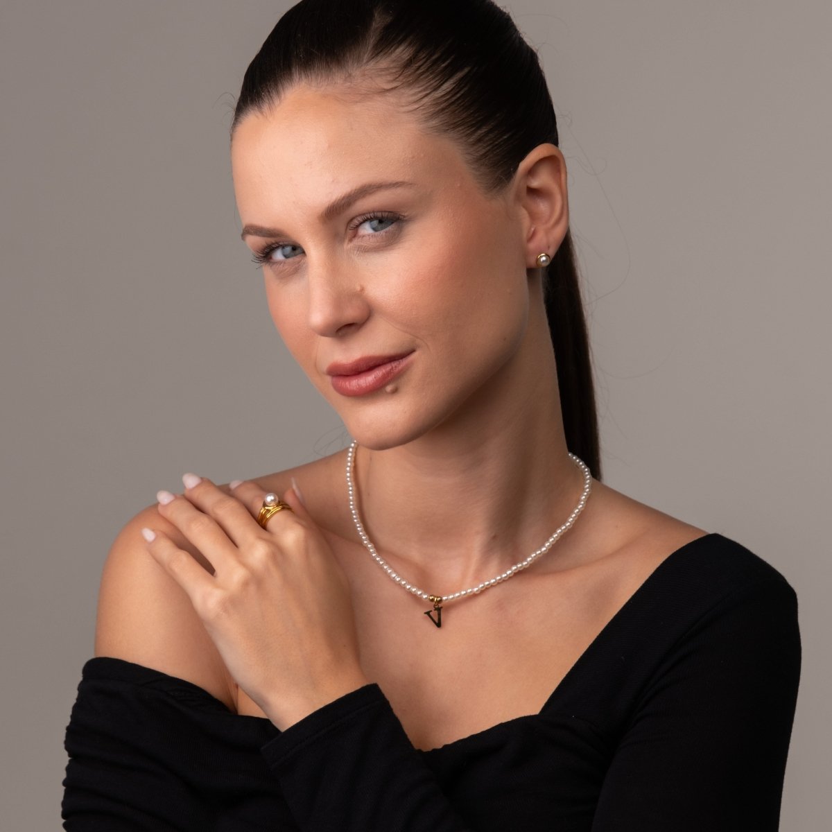 Necklace Pearl Initial Letter 18K Gold-Plated in 18K gold-plated, pearl – Meiva necklace view 8