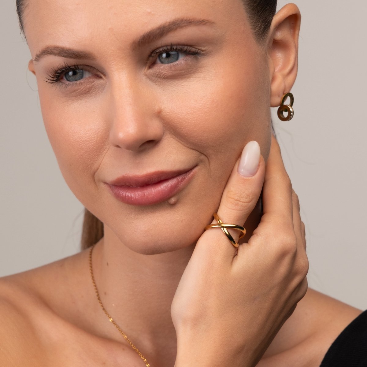 Ring Minimal Crossed Adjustable 18K Gold Plated in 18K gold-plated – Meiva ring view 10