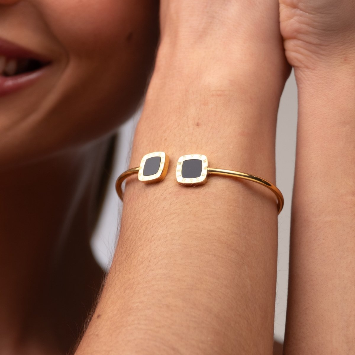 Bangle Bella Onyx Bracelet Gold Plated 18K in 18K gold-plated – Meiva bracelet view 9