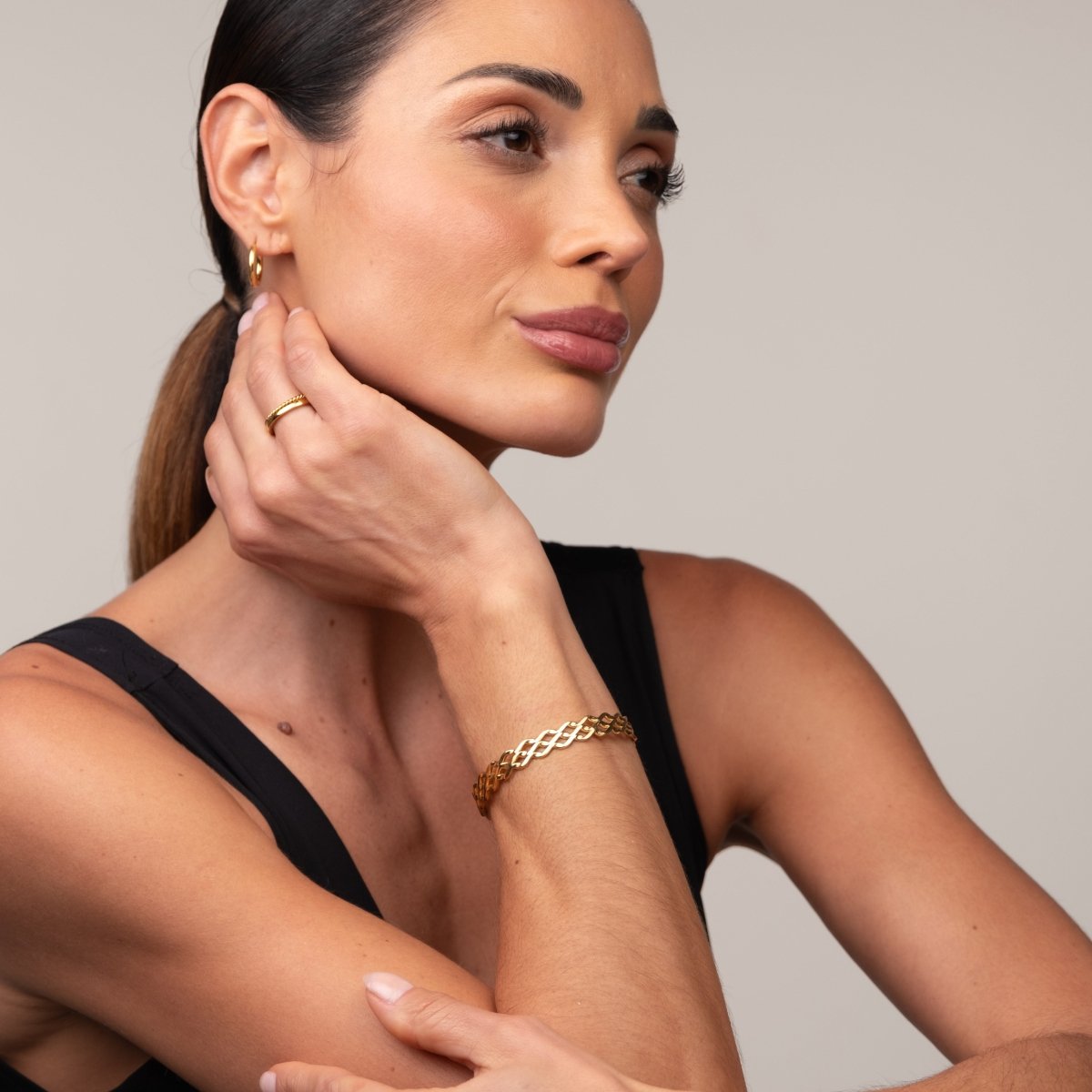 Bangle Blogger 18K Gold-Plated Cuff Bracelet in 18K gold-plated – Meiva bracelet view 3