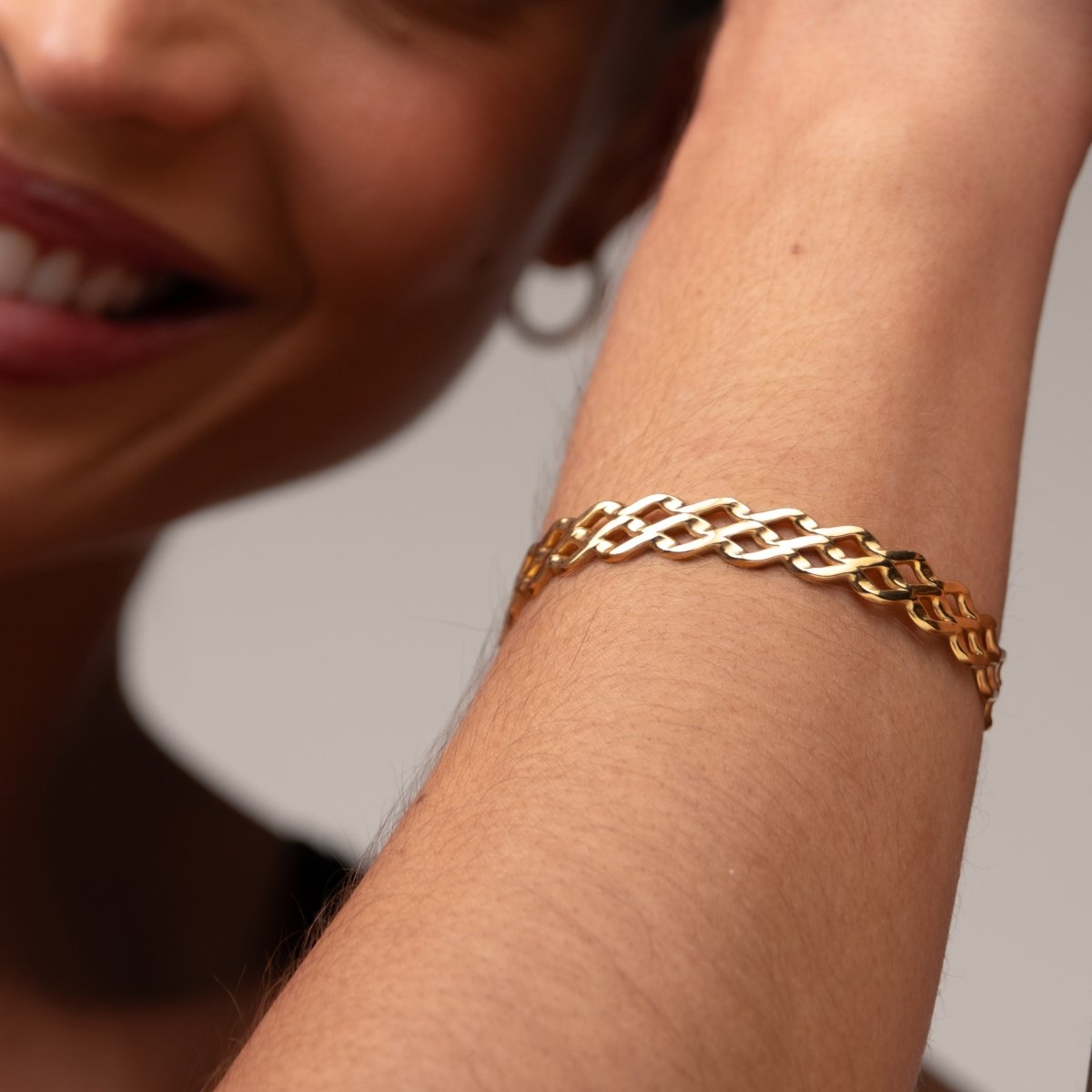 Bangle Blogger 18K Gold-Plated Cuff Bracelet in 18K gold-plated – Meiva bracelet view 5