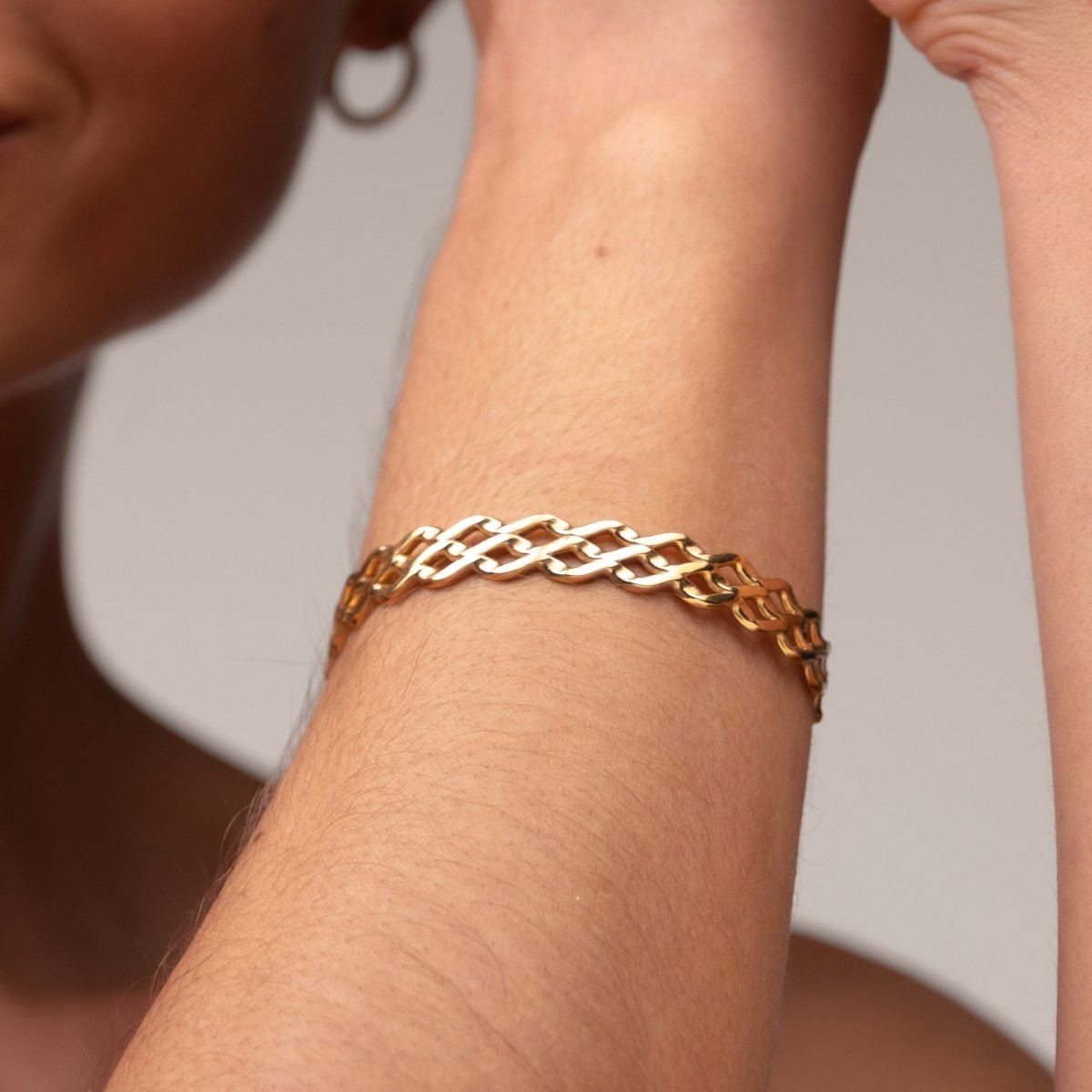 Bangle Blogger 18K Gold-Plated Cuff Bracelet in 18K gold-plated – Meiva bracelet view 8