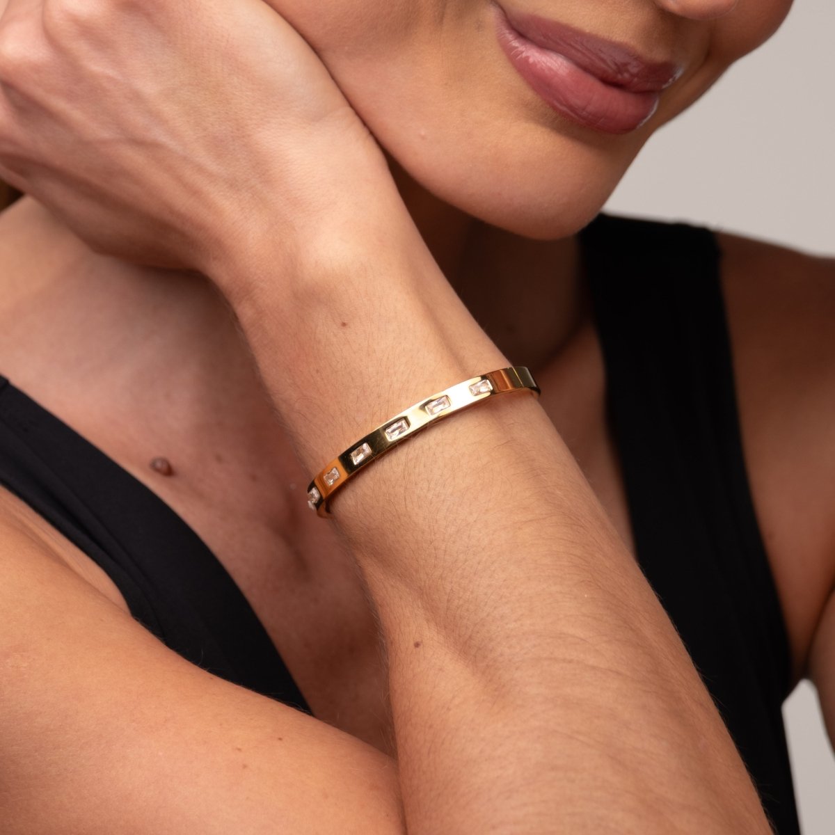 Bangle Carved 18K Gold-Plated Cuff Bracelet in 18K gold-plated – Meiva bracelet view 3