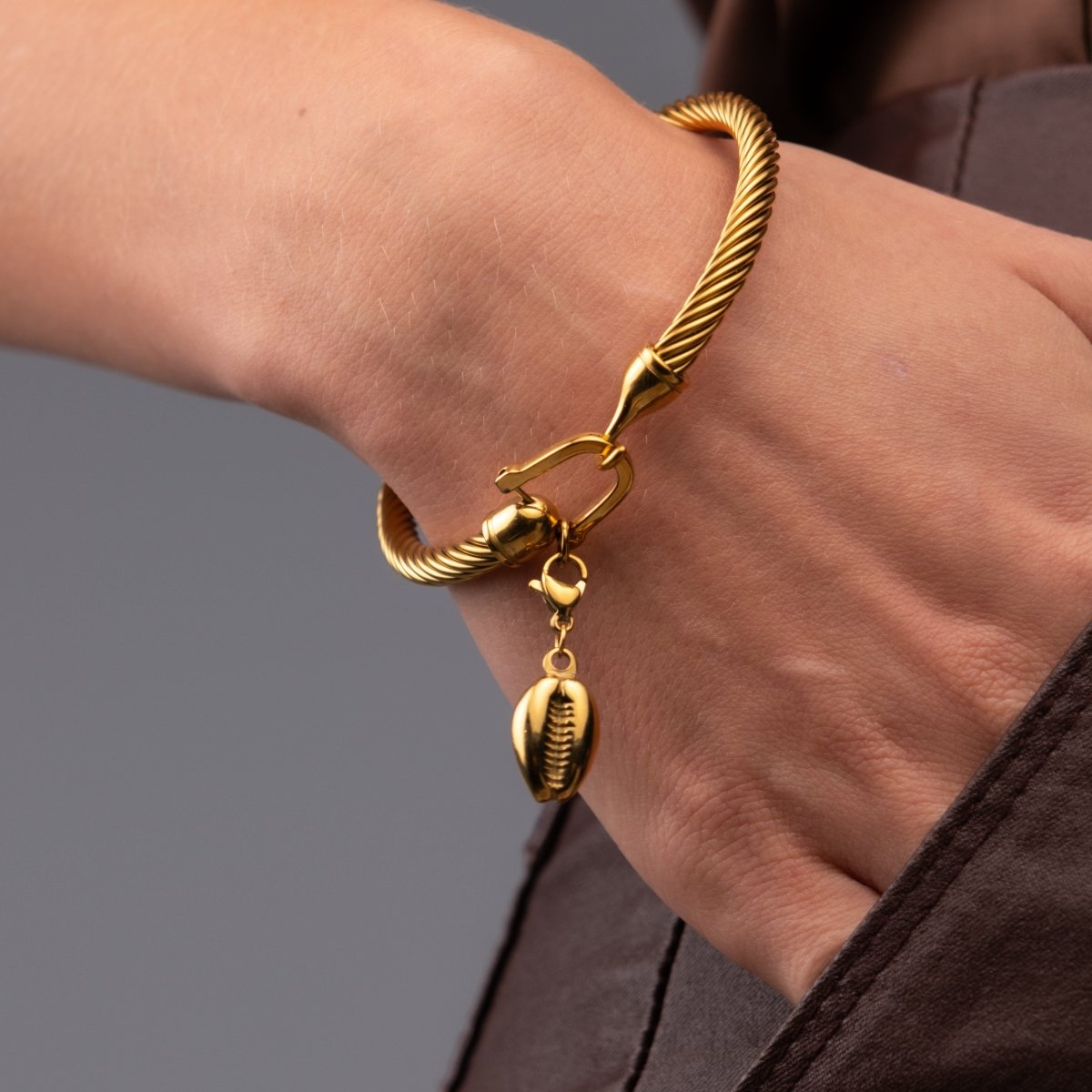 Bangle Hana Shell Cuff Bracelet 18K Gold Plated in 18K gold-plated – Meiva bracelet view 3