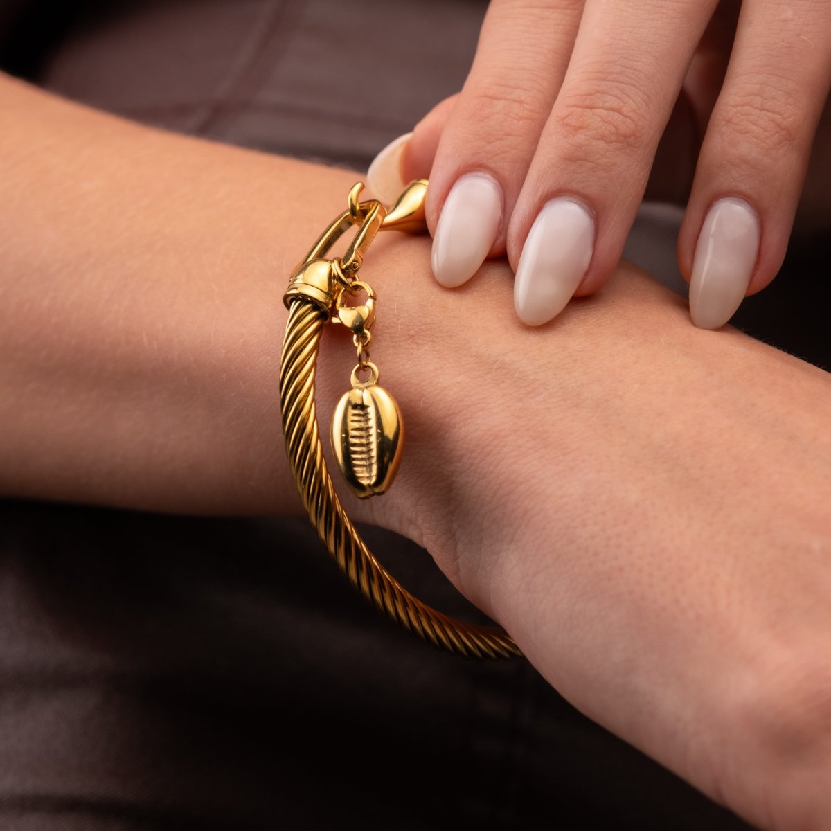 Bangle Hana Shell Cuff Bracelet 18K Gold Plated in 18K gold-plated – Meiva bracelet view 4