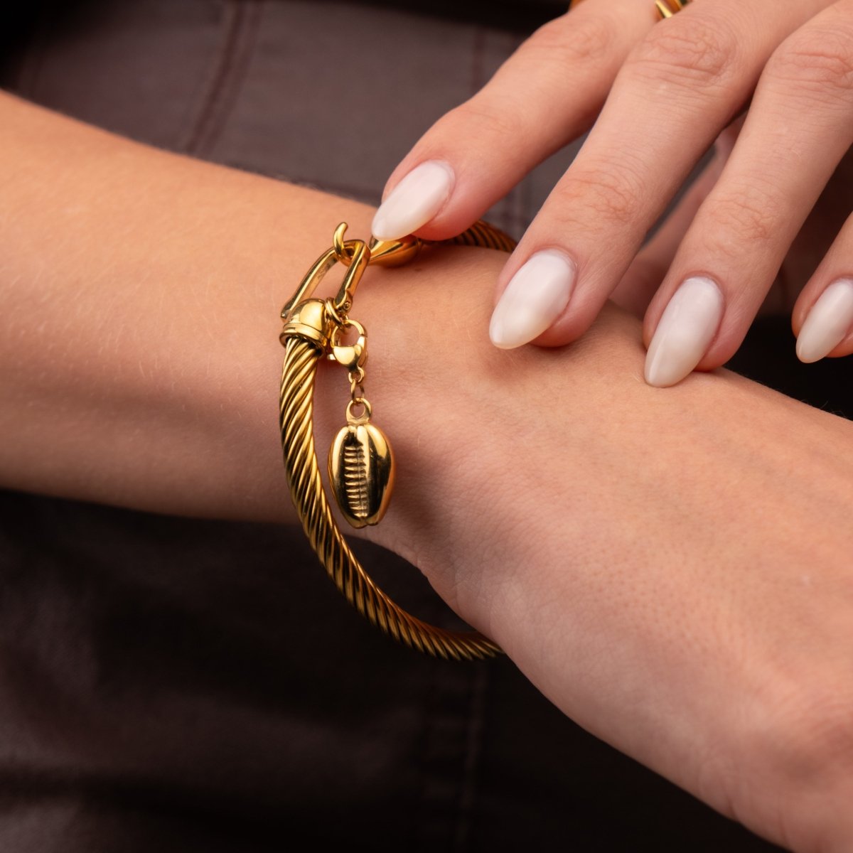 Bangle Hana Shell Cuff Bracelet 18K Gold Plated in 18K gold-plated – Meiva bracelet view 5