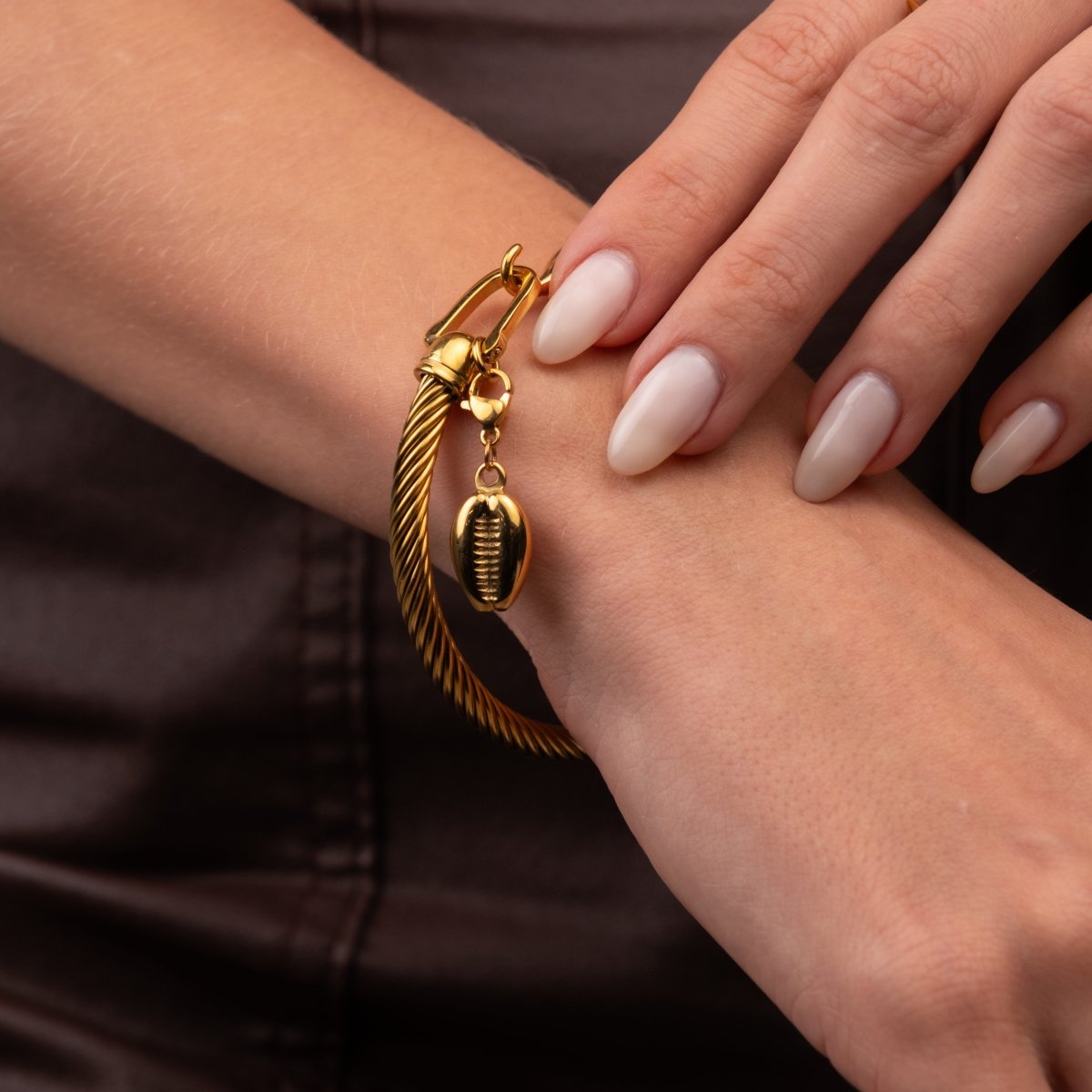 Bangle Hana Shell Cuff Bracelet 18K Gold Plated in 18K gold-plated – Meiva bracelet view 6