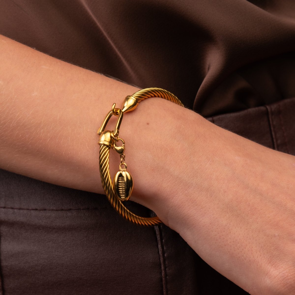 Bangle Hana Shell Cuff Bracelet 18K Gold Plated in 18K gold-plated – Meiva bracelet view 7