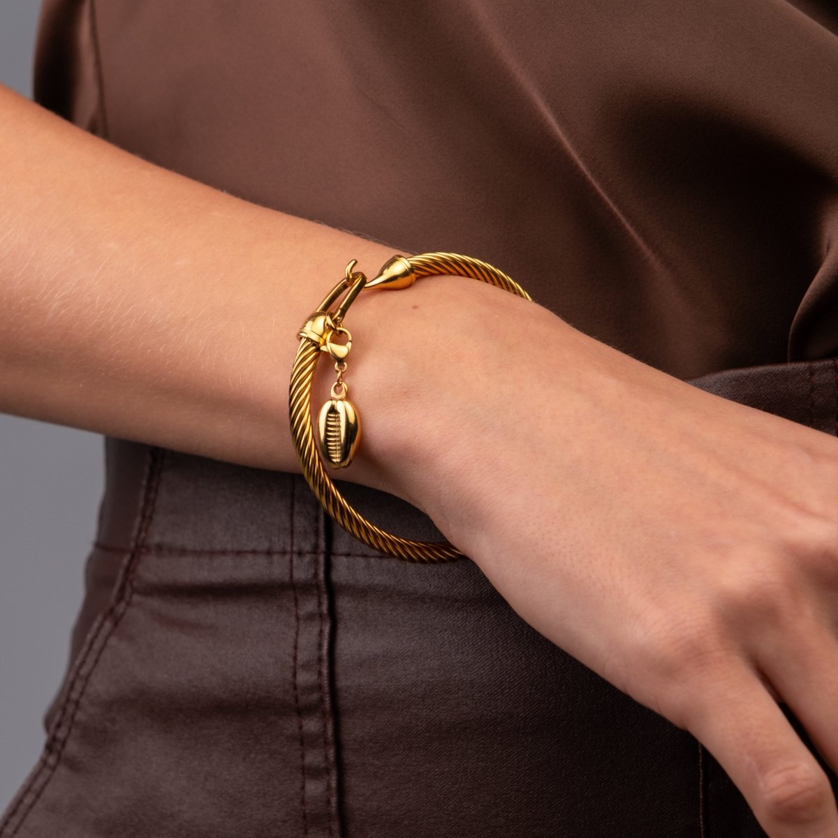 Bangle Hana Shell Cuff Bracelet 18K Gold Plated in 18K gold-plated – Meiva bracelet view 8