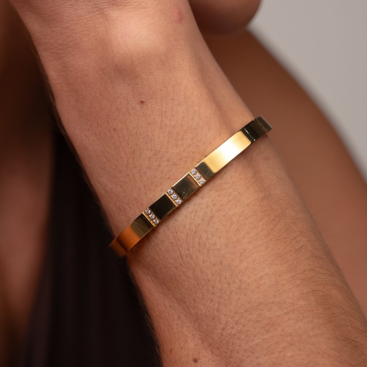 Bangle Minimal 18K Gold-Plated Cuff Bracelet in 18K gold-plated – Meiva bracelet view 4