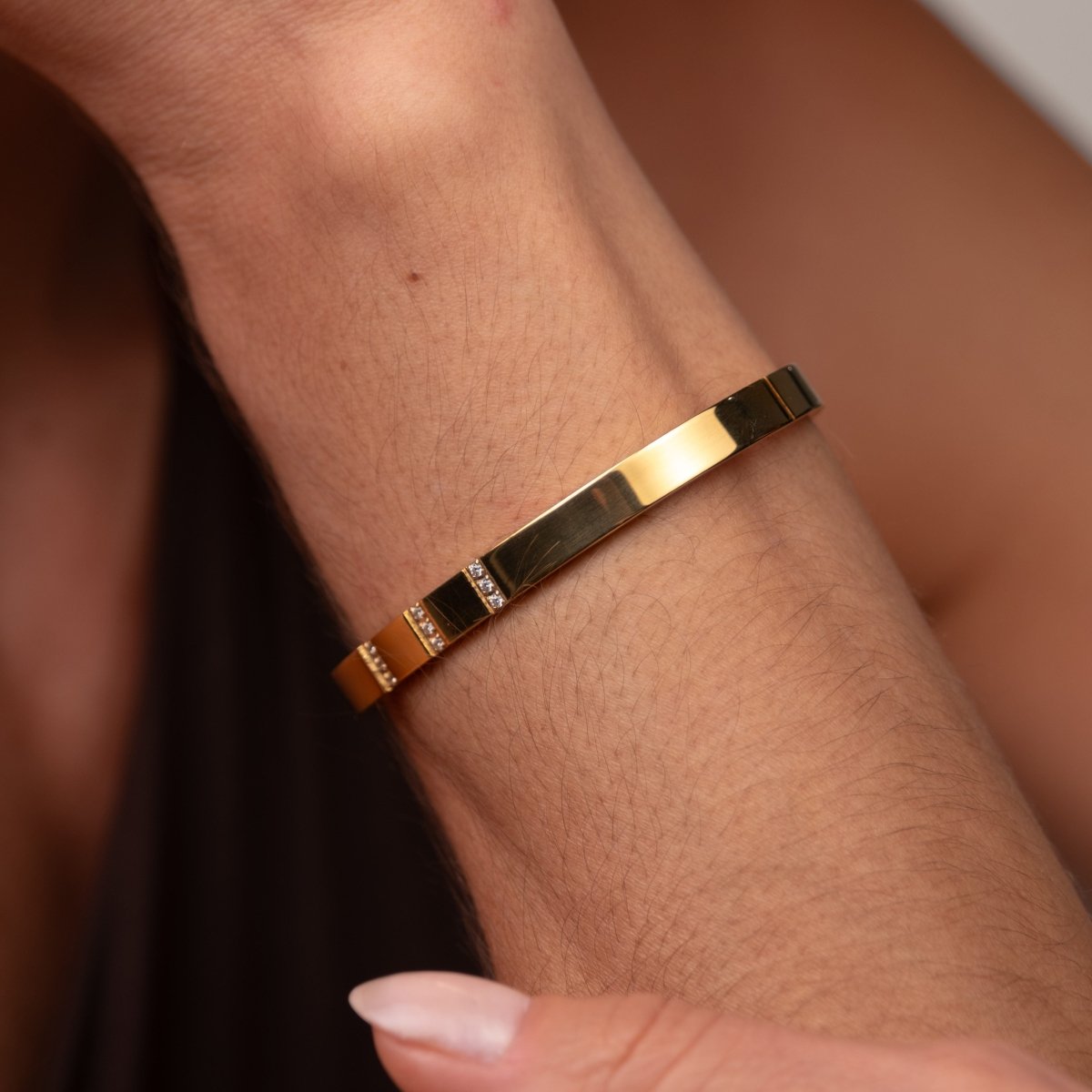 Bangle Minimal 18K Gold-Plated Cuff Bracelet in 18K gold-plated – Meiva bracelet view 5