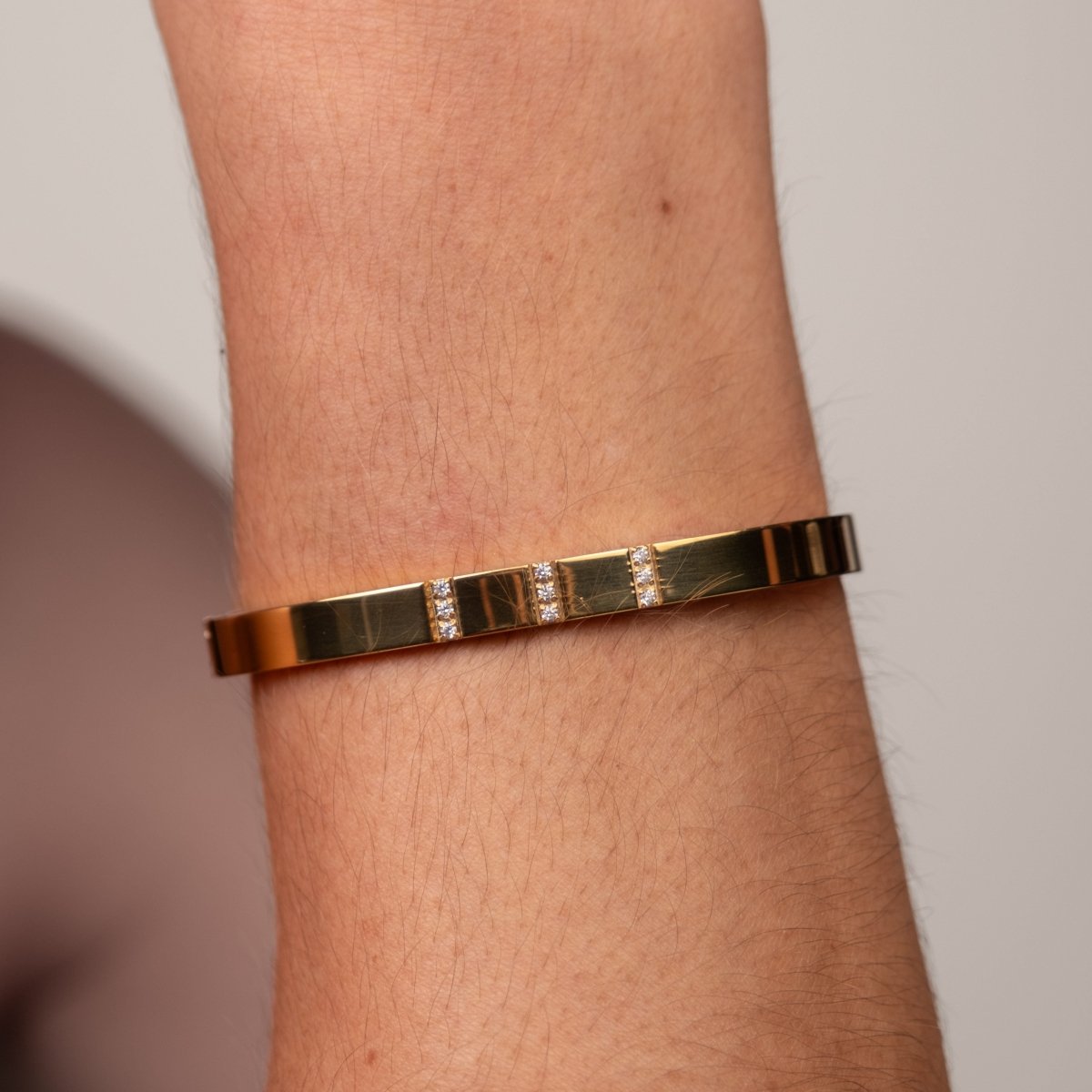 Bangle Minimal 18K Gold-Plated Cuff Bracelet in 18K gold-plated – Meiva bracelet view 9