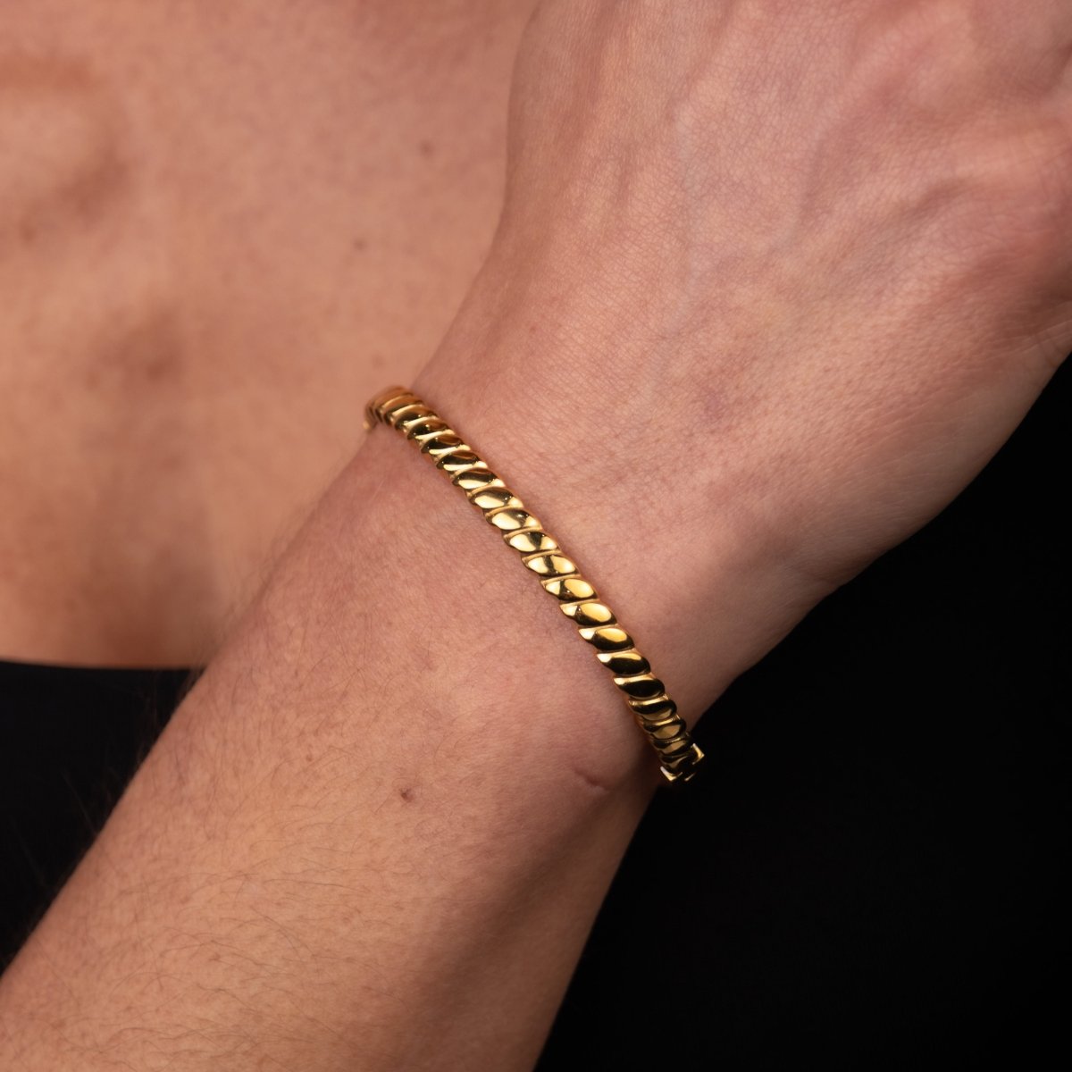 Bangle Pisa Cuff Bracelet 18K Gold Plated in 18K gold-plated – Meiva bracelet view 4