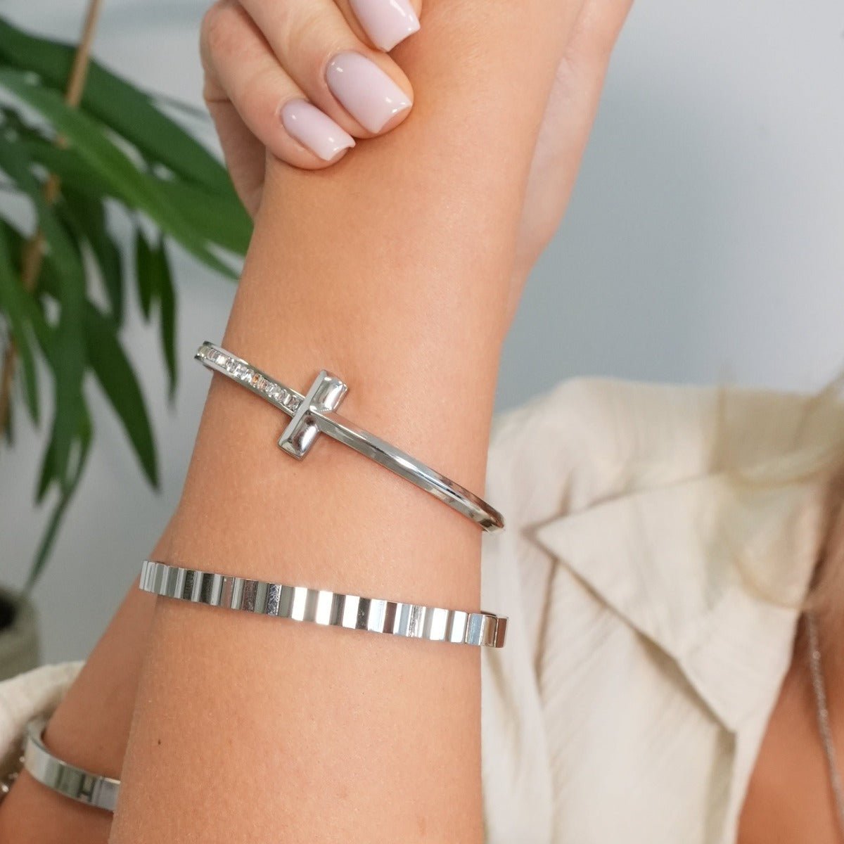 Bangle T-Bar Elegance Cuff Bracelet Silver – Meiva bracelet view 3