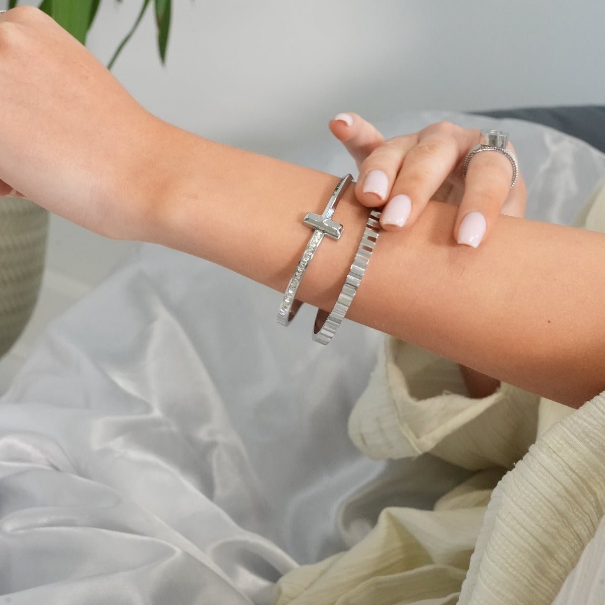 Bangle T-Bar Elegance Cuff Bracelet Silver – Meiva bracelet view 6