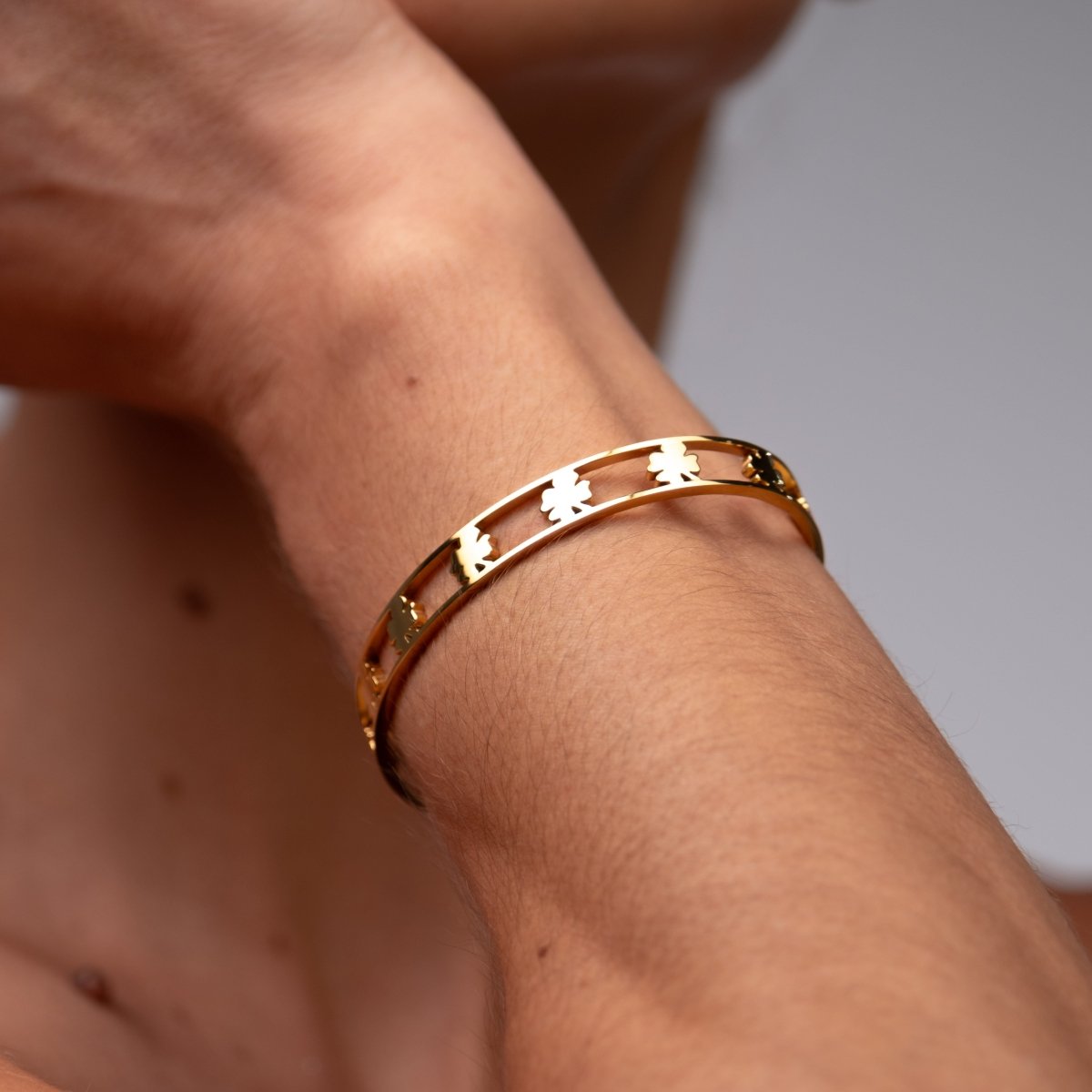 Bangle Open Clover Cuff Bracelet 18K Gold Plated in 18K gold-plated – Meiva bracelet view 3