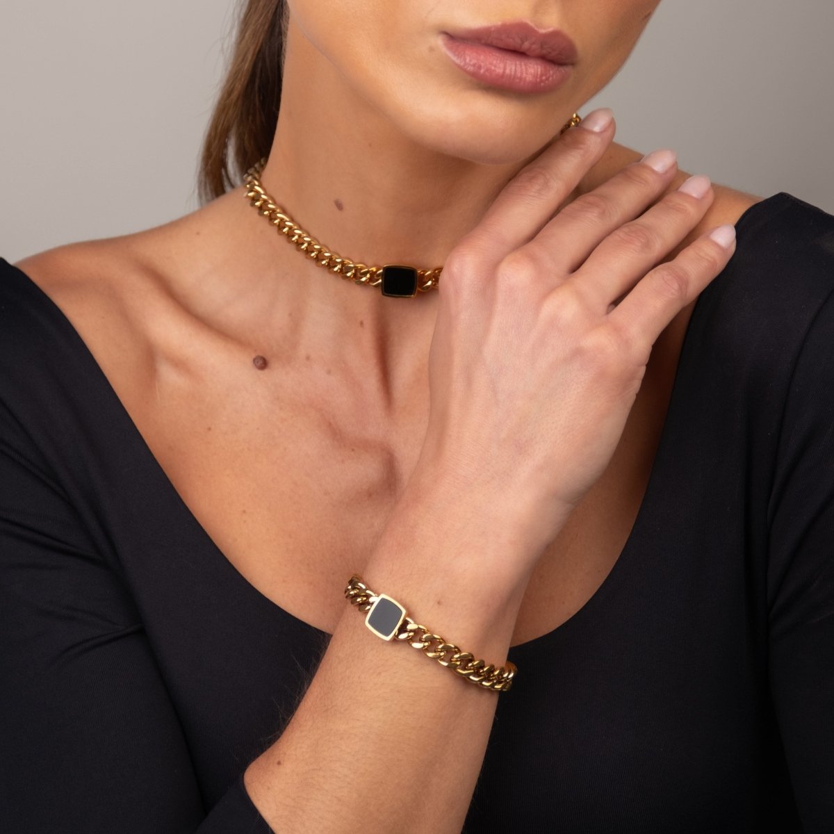 Bracelet Chain with Onyx Pendant 18K Gold-Plated in 18K gold-plated – Meiva necklace view 3