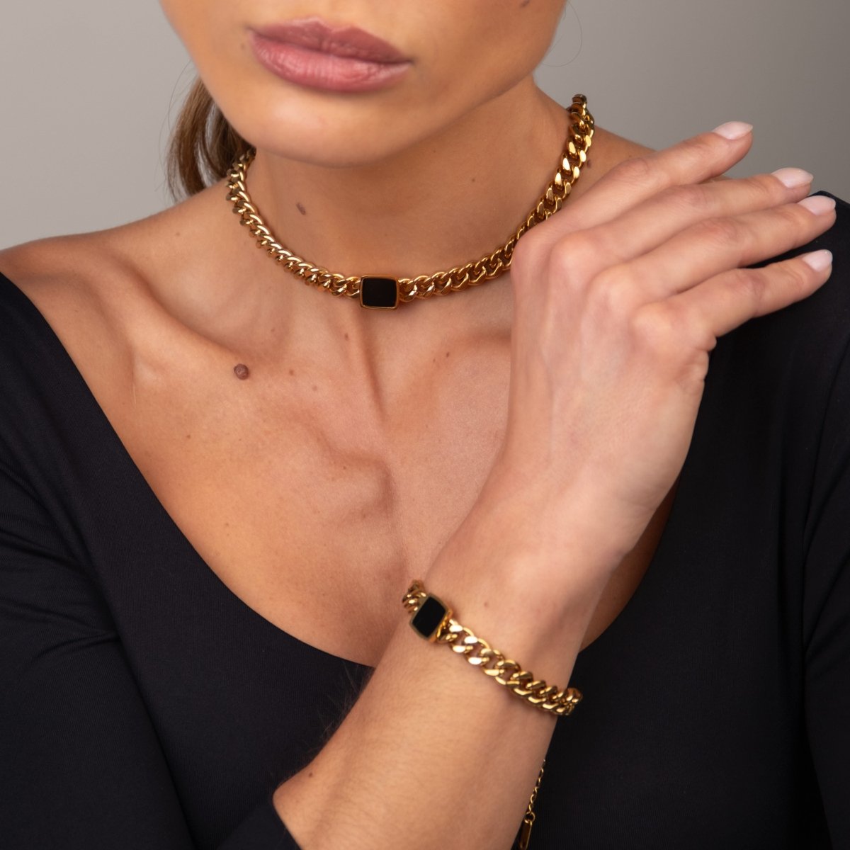 Bracelet Chain with Onyx Pendant 18K Gold-Plated in 18K gold-plated – Meiva necklace view 4