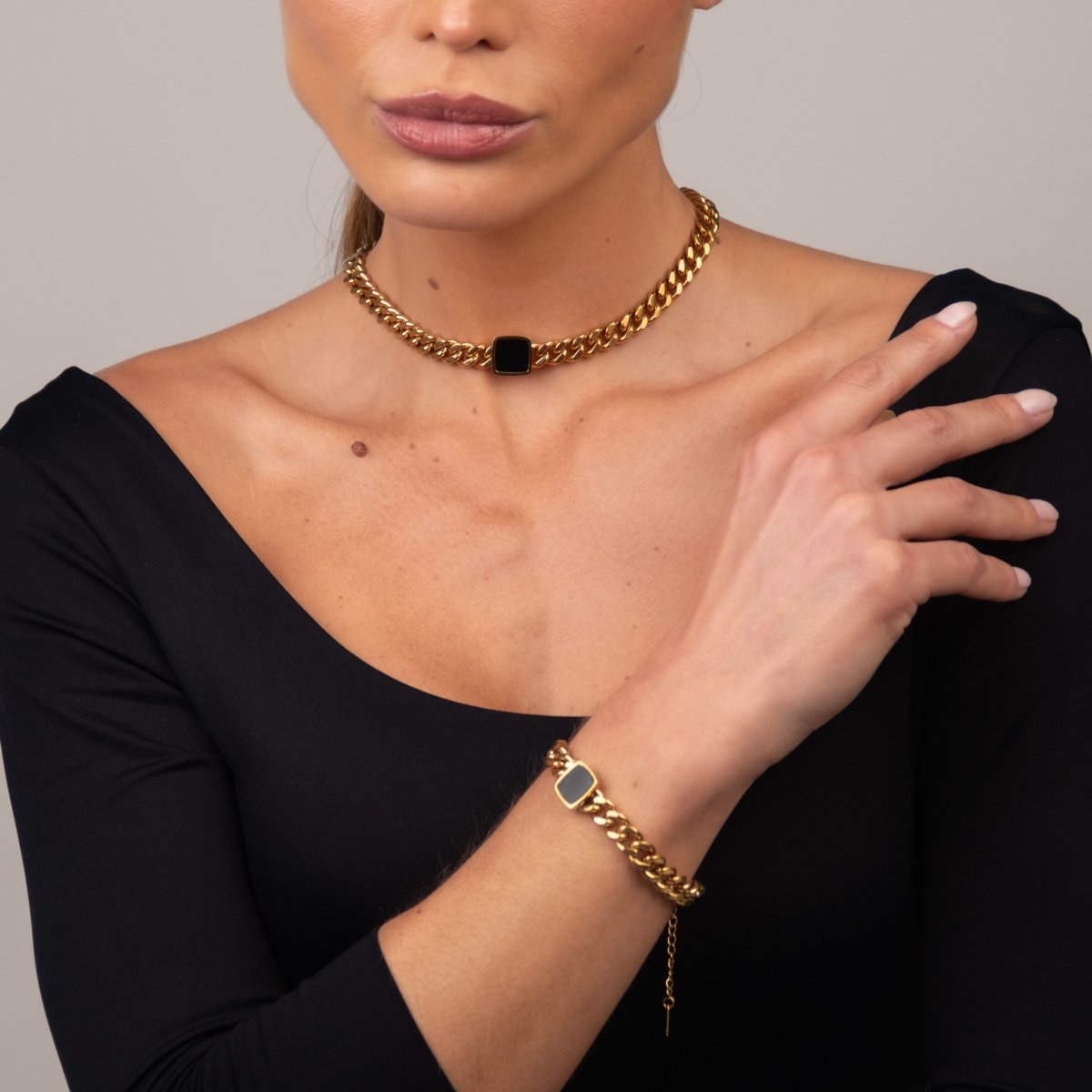 Bracelet Chain with Onyx Pendant 18K Gold-Plated in 18K gold-plated – Meiva necklace view 5