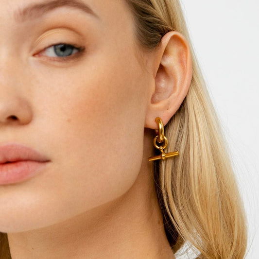 Earrings T-Bar 18K Gold-Plated in 18K gold-plated – Meiva earrings view 2