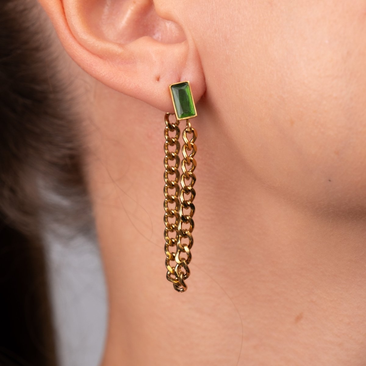 Earrings Elisabeth Chain with Emerald Cubic Zirconia 18K Gold Plated in 18K gold-plated, zirconia – Meiva earrings view 3