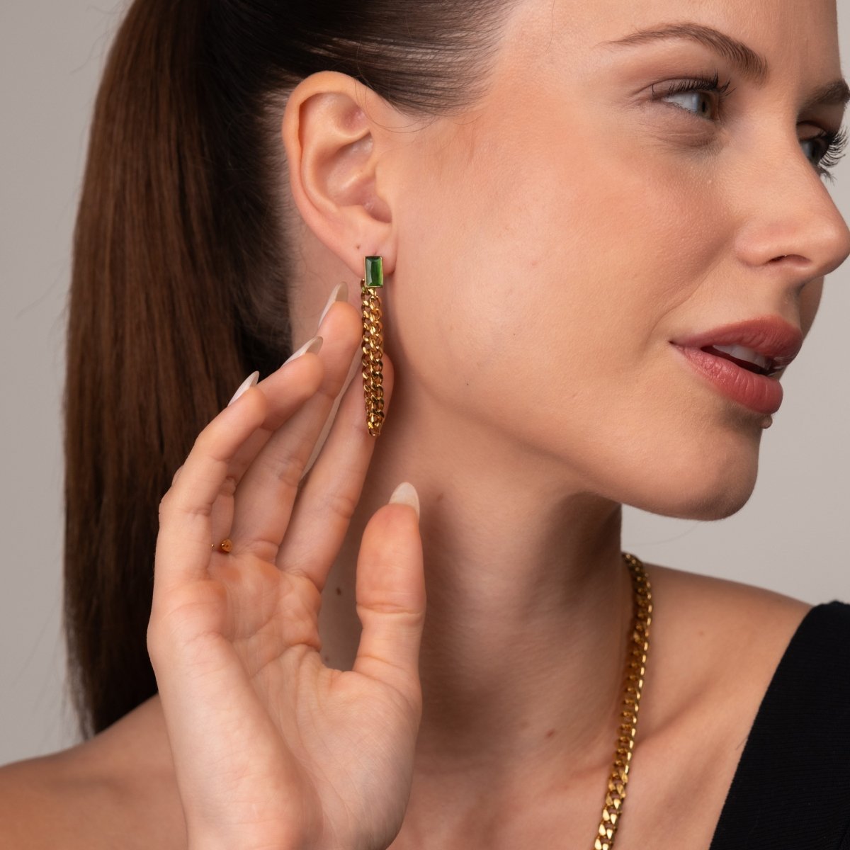 Earrings Elisabeth Chain with Emerald Cubic Zirconia 18K Gold Plated in 18K gold-plated, zirconia – Meiva earrings view 4