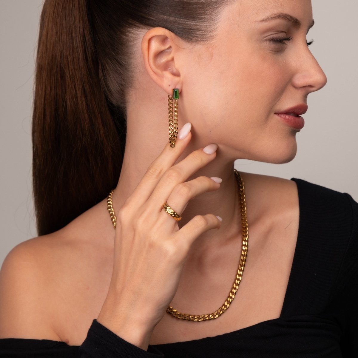 Earrings Elisabeth Chain with Emerald Cubic Zirconia 18K Gold Plated in 18K gold-plated, zirconia – Meiva earrings view 5
