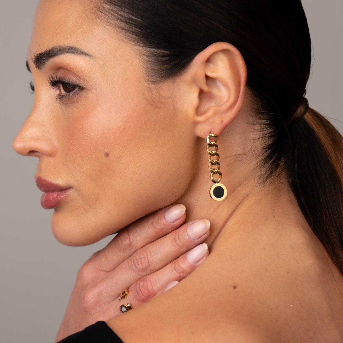Earrings Glamour Chain with Onyx Stone 18K Gold Plated in 18K gold-plated – Meiva earrings view 10