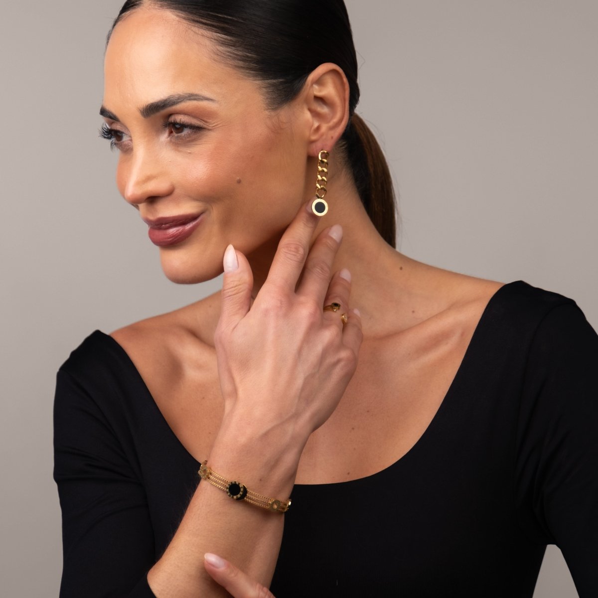 Earrings Glamour Chain with Onyx Stone 18K Gold Plated in 18K gold-plated – Meiva earrings view 11