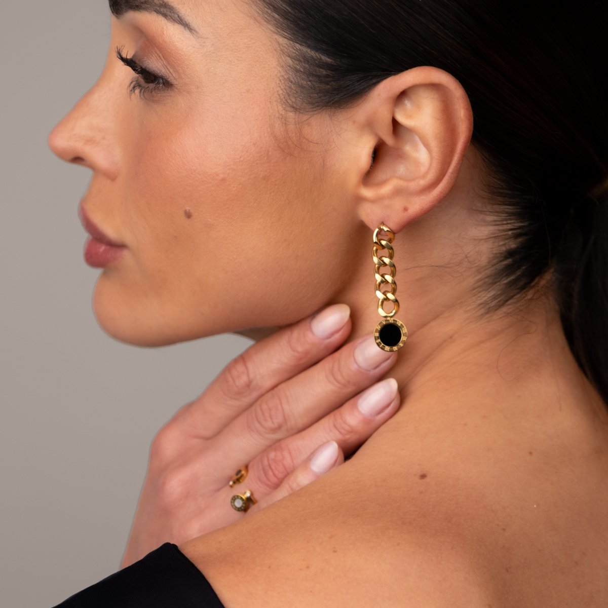 Earrings Glamour Chain with Onyx Stone 18K Gold Plated in 18K gold-plated – Meiva earrings view 12