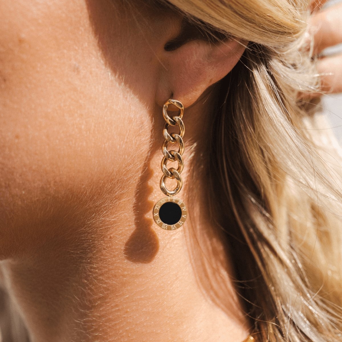 Earrings Glamour Chain with Onyx Stone 18K Gold Plated in 18K gold-plated – Meiva earrings view 2
