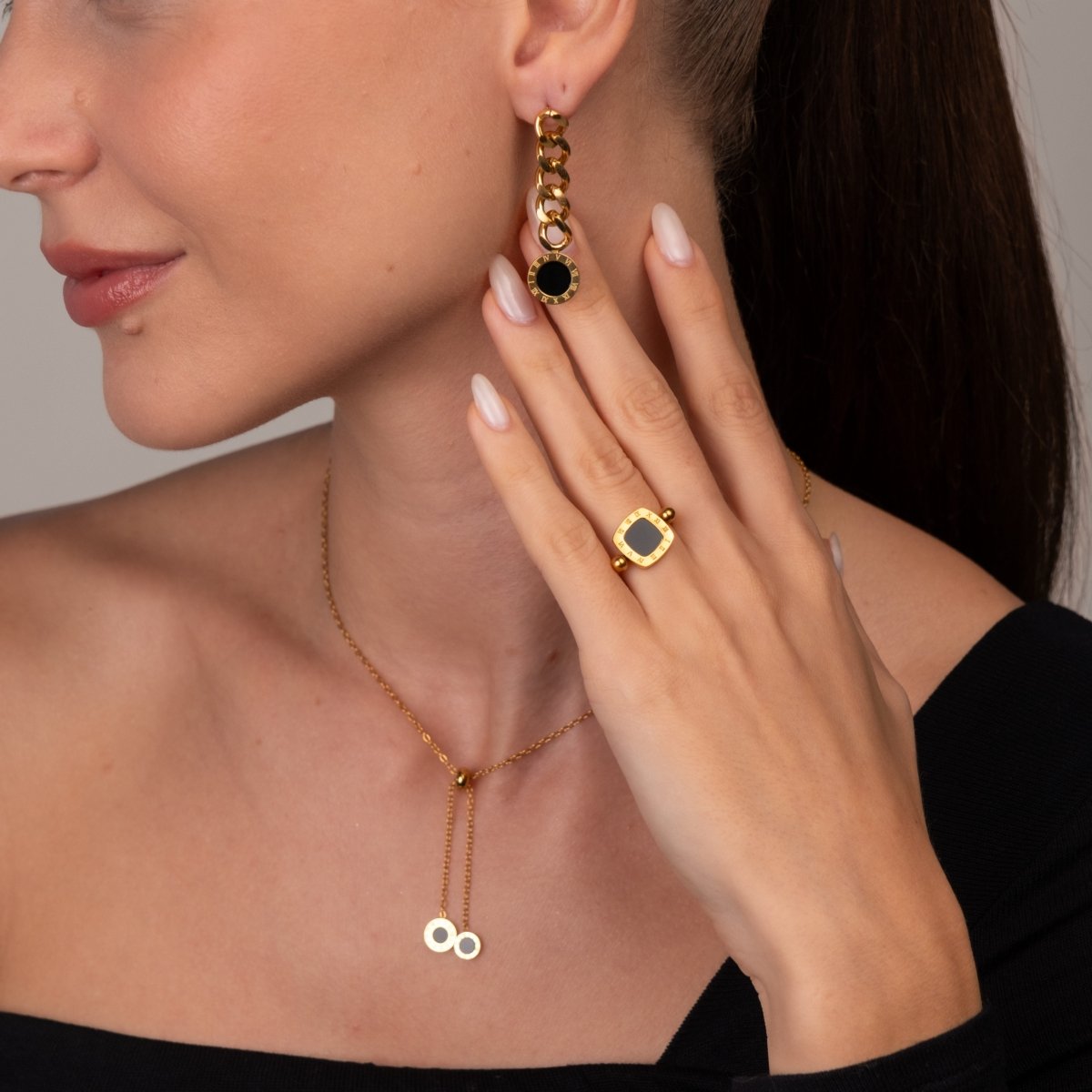 Earrings Glamour Chain with Onyx Stone 18K Gold Plated in 18K gold-plated – Meiva earrings view 4