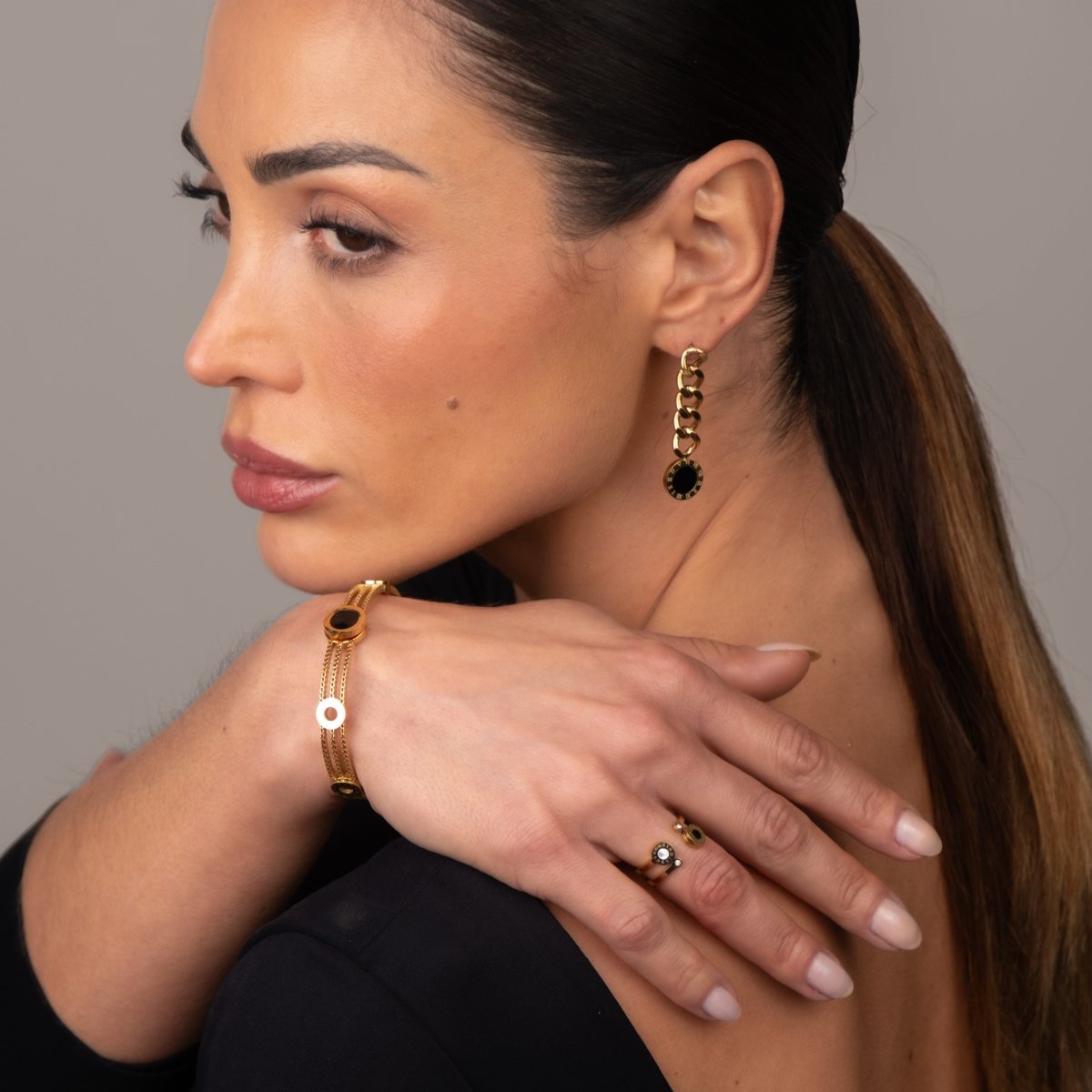 Earrings Glamour Chain with Onyx Stone 18K Gold Plated in 18K gold-plated – Meiva earrings view 7