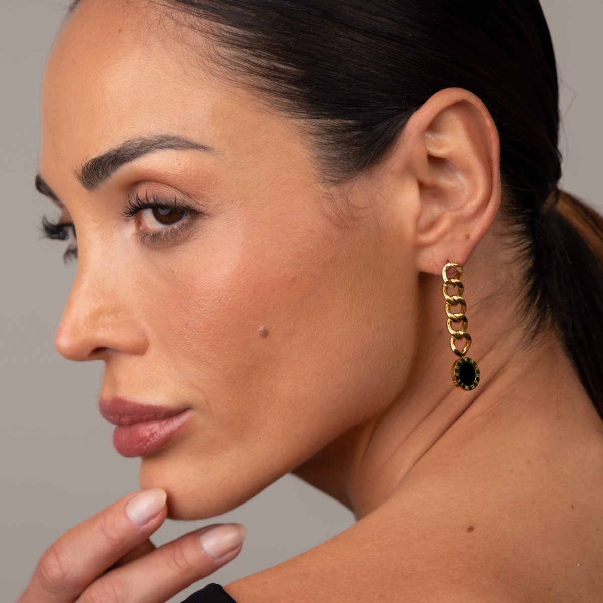 Earrings Glamour Chain with Onyx Stone 18K Gold Plated in 18K gold-plated – Meiva earrings view 8
