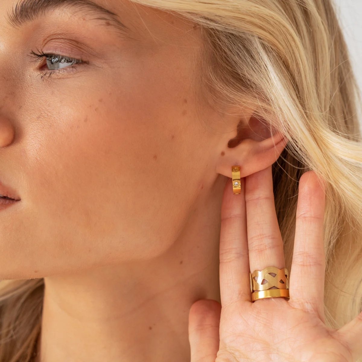 Hoop Earrings Classic Inspiration Hoop Earrings 18K Gold Plated in 18K gold-plated – Meiva earrings view 2