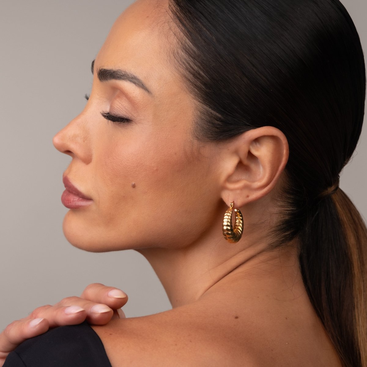 Hoop Earrings Croissant Hoop Earrings 18K Gold-Plated in 18K gold-plated – Meiva earrings view 5