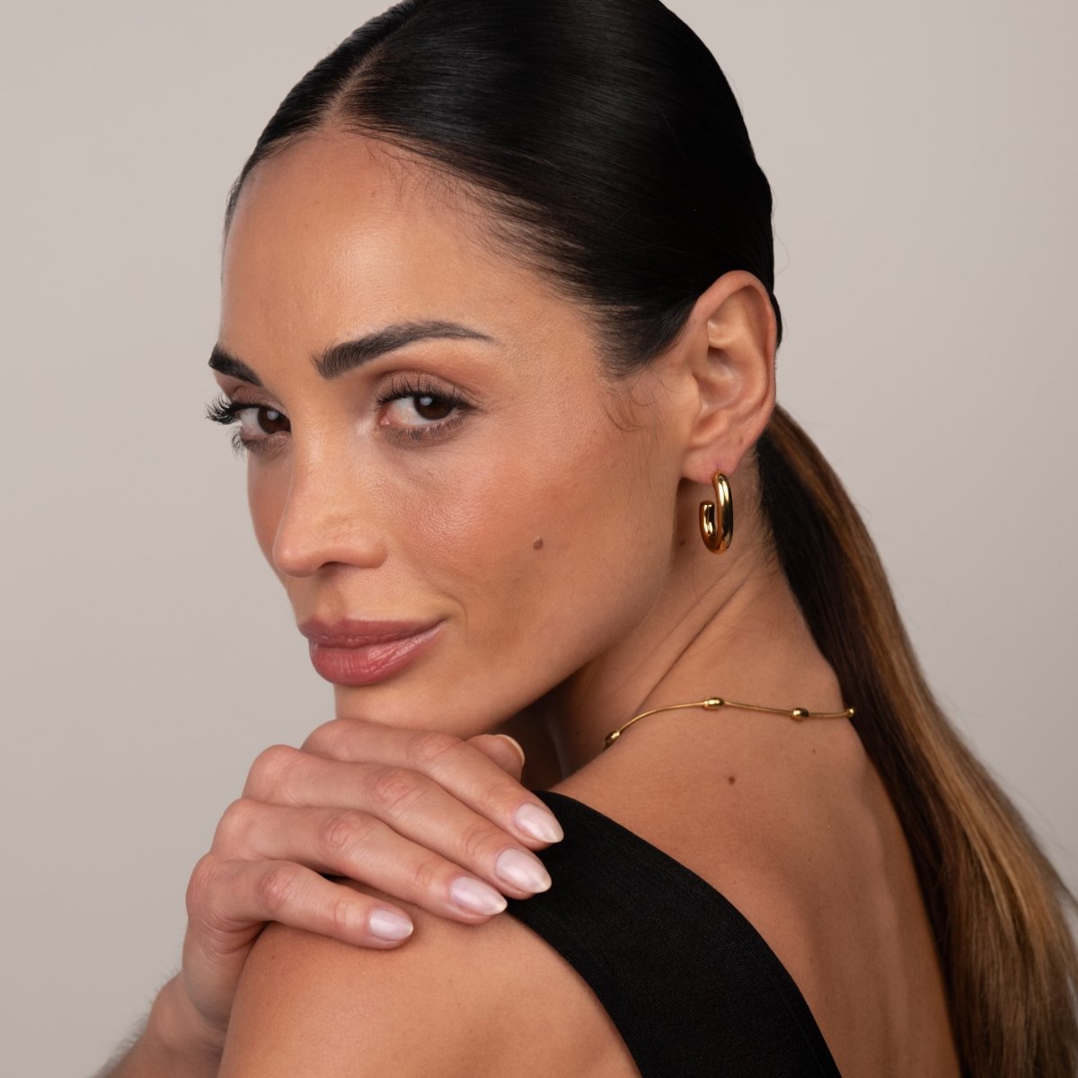 Hoop Earrings Isabella Mesh Hoop Earrings 18K Gold Plated in 18K gold-plated – Meiva earrings view 7