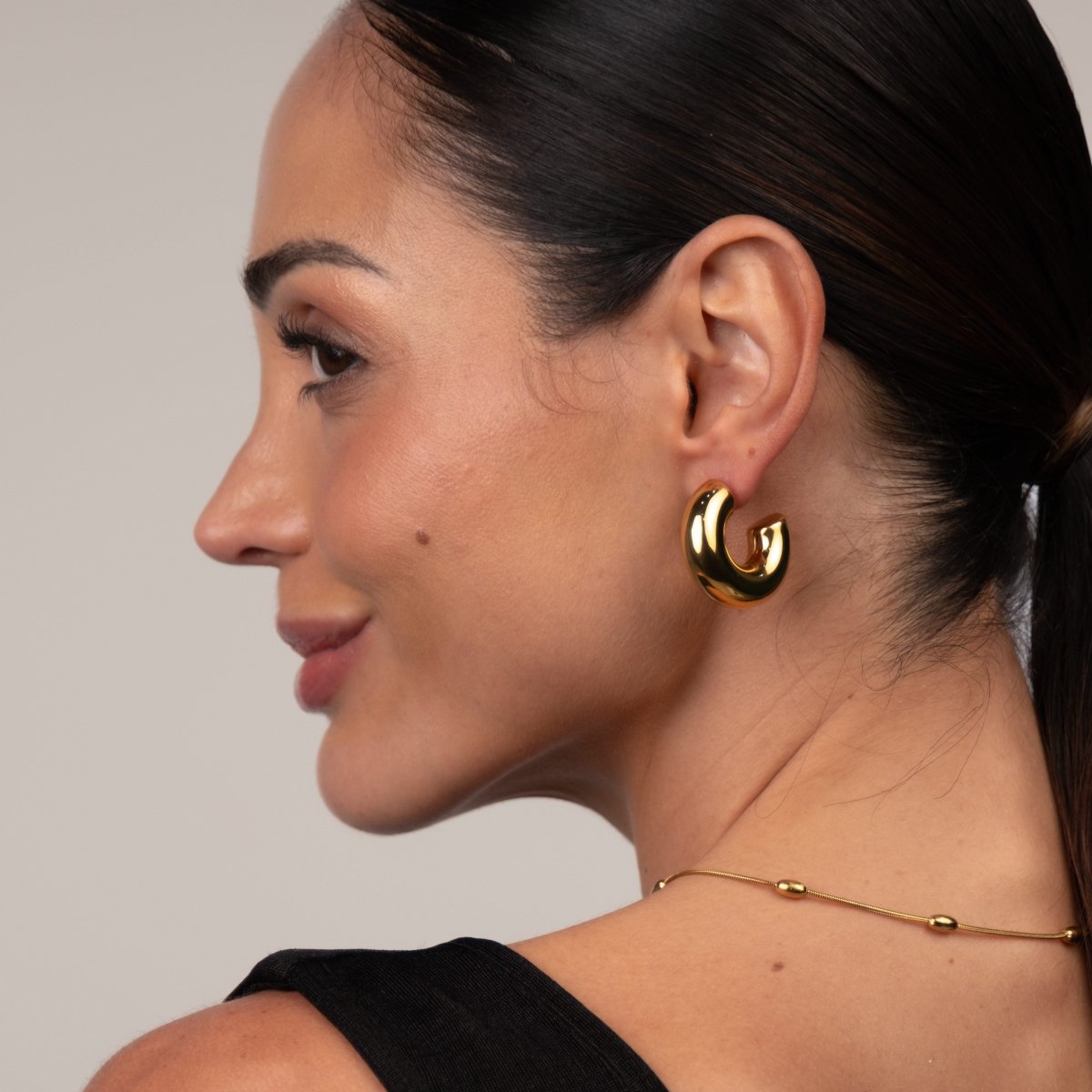 Hoop Earrings Lola Chunky Hoop Earrings 18K Gold-Plated in 18K gold-plated – Meiva earrings view 3