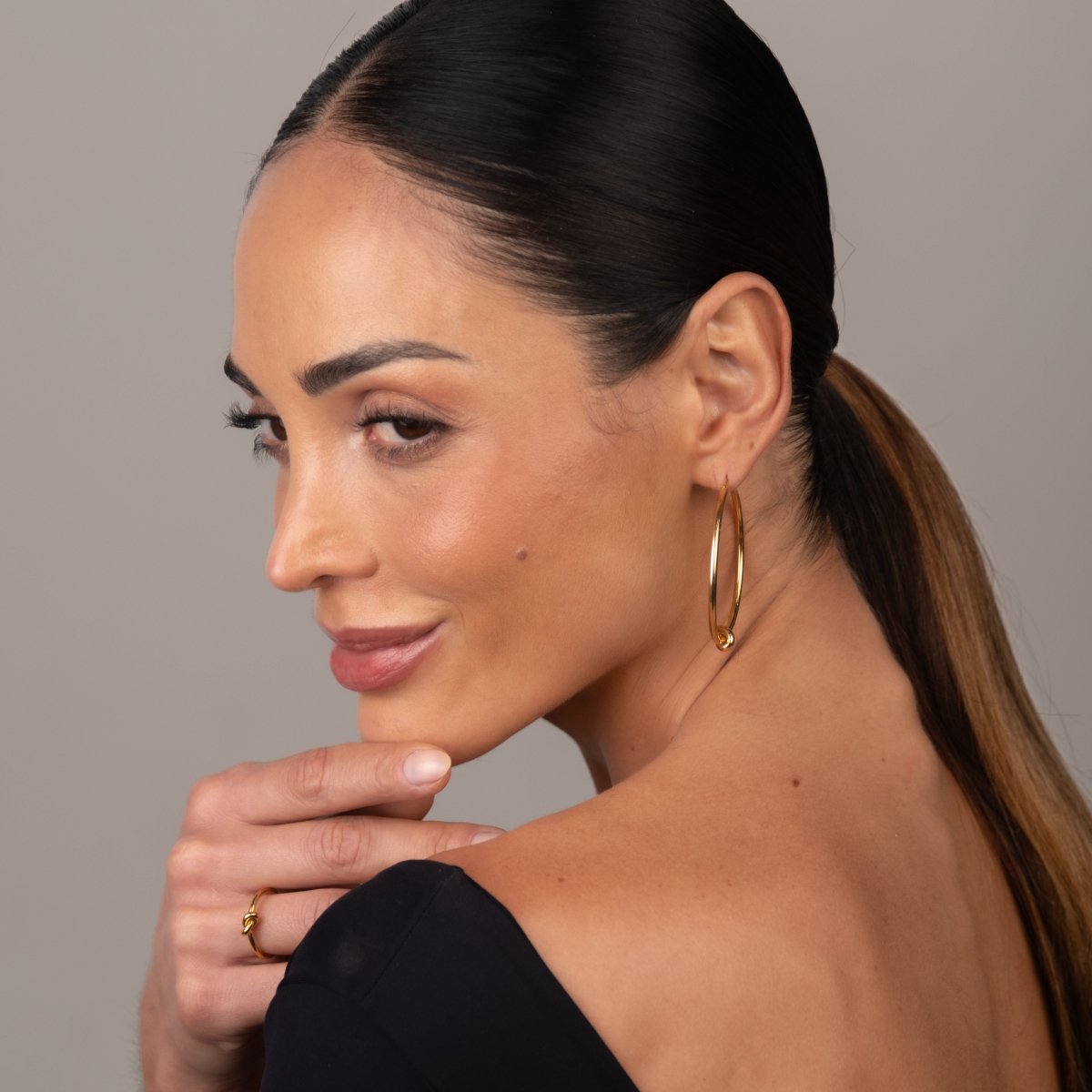 Hoop Earrings Central Knot Hoop Earrings 18K Gold Plated in 18K gold-plated – Meiva earrings view 4