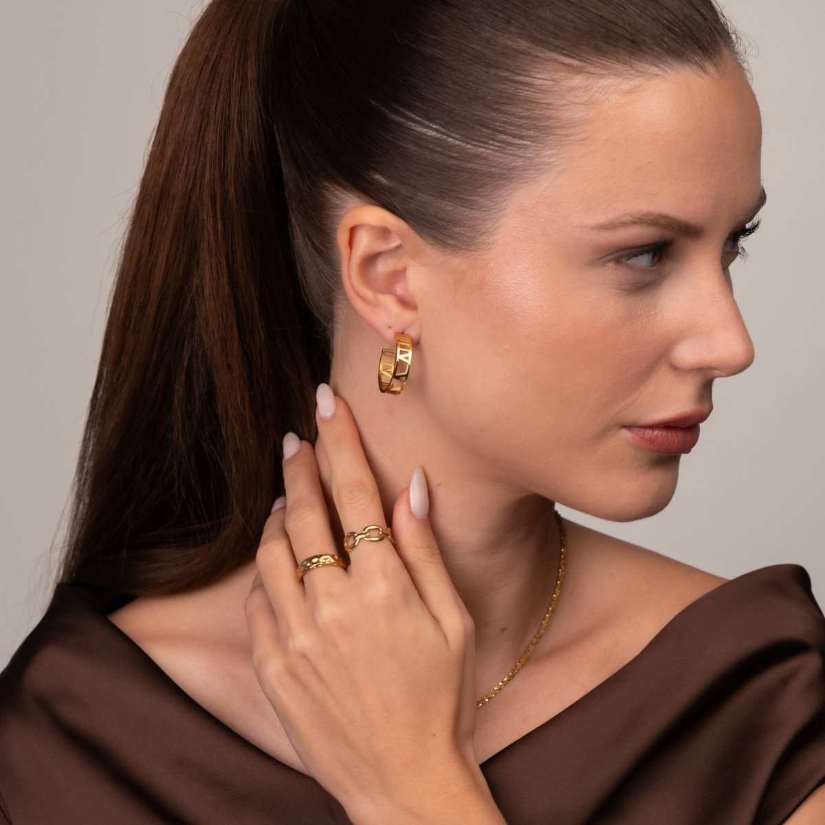 Hoop Earrings Numeral Hoop Earrings 18K Gold-Plated in 18K gold-plated – Meiva earrings view 3