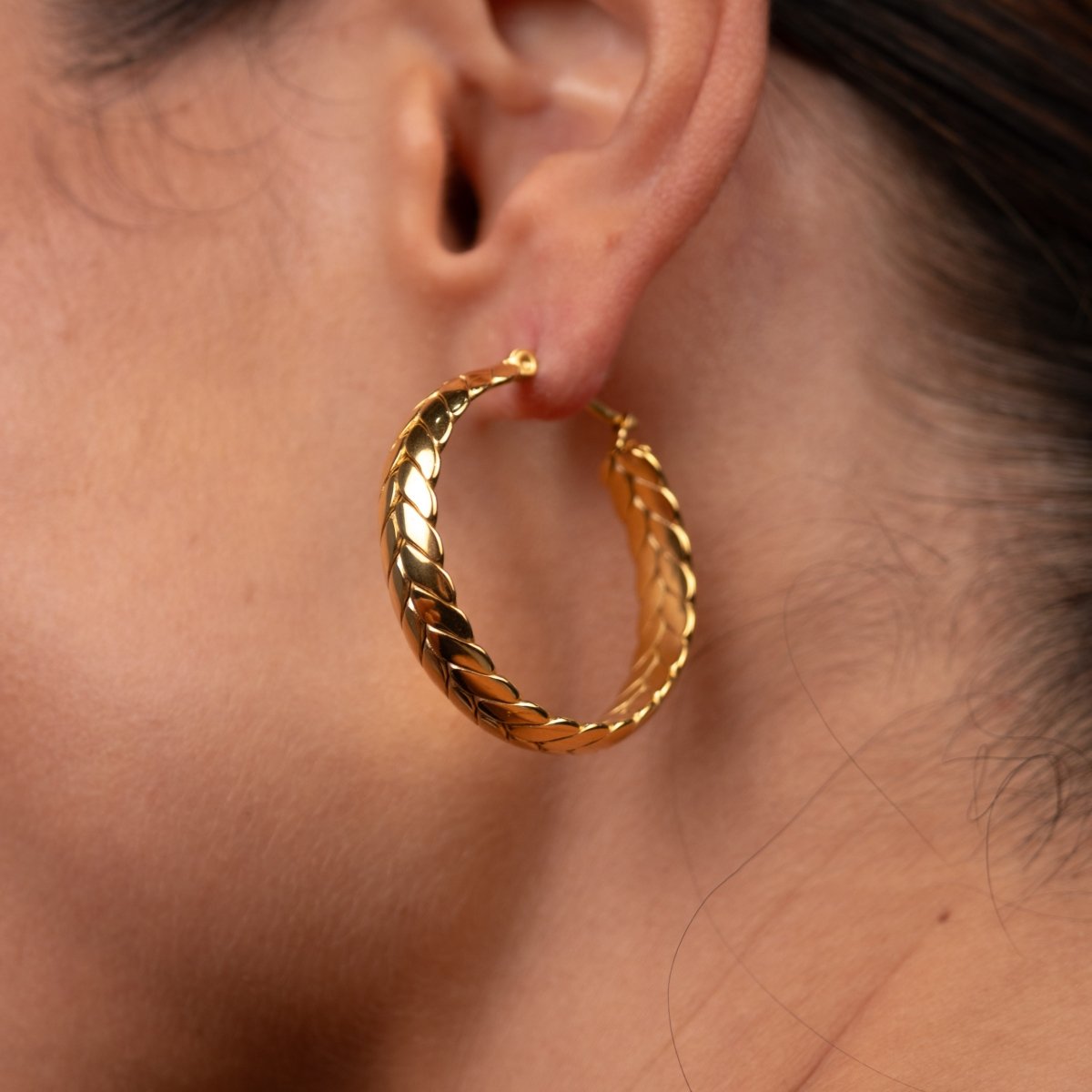 Hoop Earrings Pompeia Hoop Earrings 18K Gold-Plated in 18K gold-plated – Meiva earrings view 3