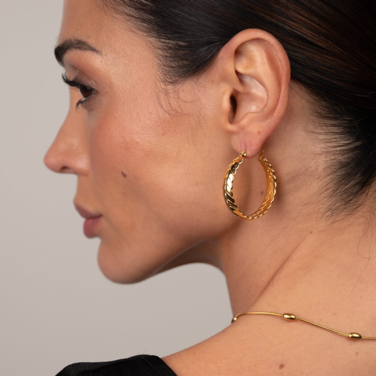 Hoop Earrings Pompeia Hoop Earrings 18K Gold-Plated in 18K gold-plated – Meiva earrings view 4