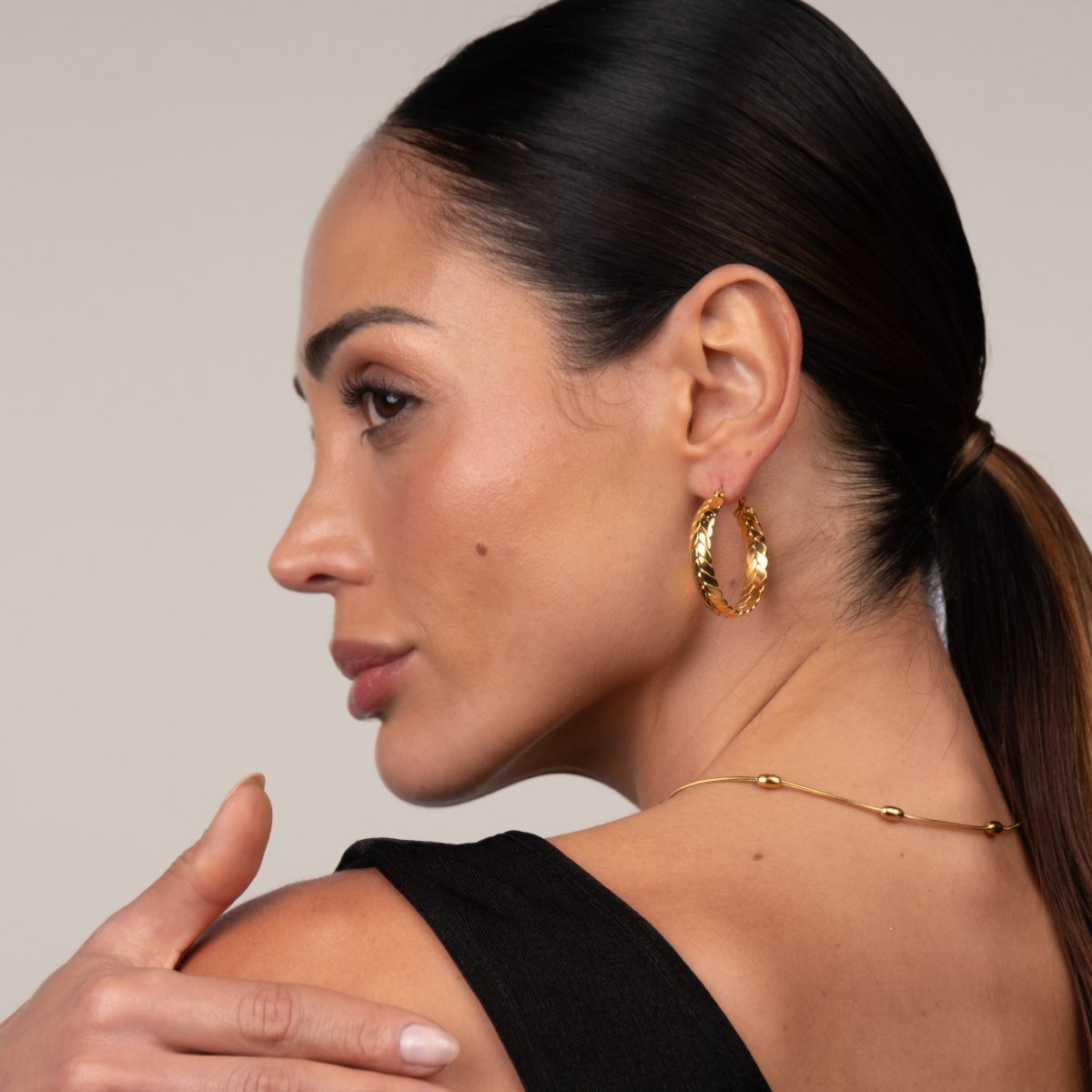 Hoop Earrings Pompeia Hoop Earrings 18K Gold-Plated in 18K gold-plated – Meiva earrings view 5