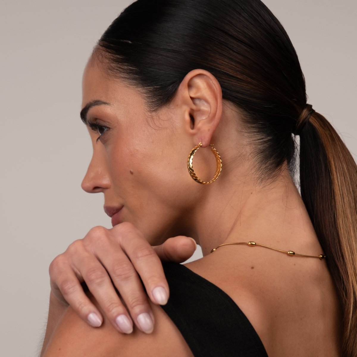 Hoop Earrings Pompeia Hoop Earrings 18K Gold-Plated in 18K gold-plated – Meiva earrings view 6
