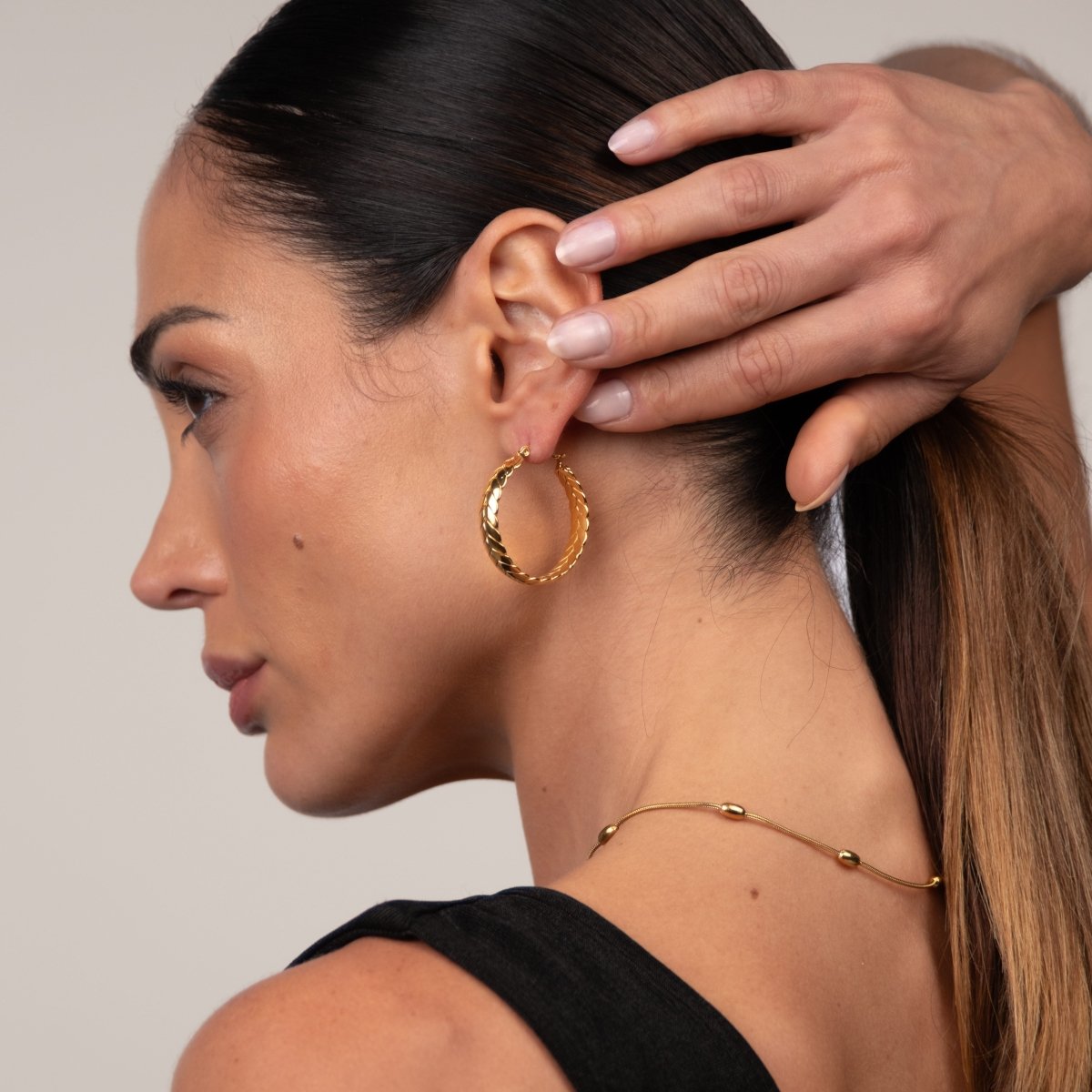 Hoop Earrings Pompeia Hoop Earrings 18K Gold-Plated in 18K gold-plated – Meiva earrings view 7