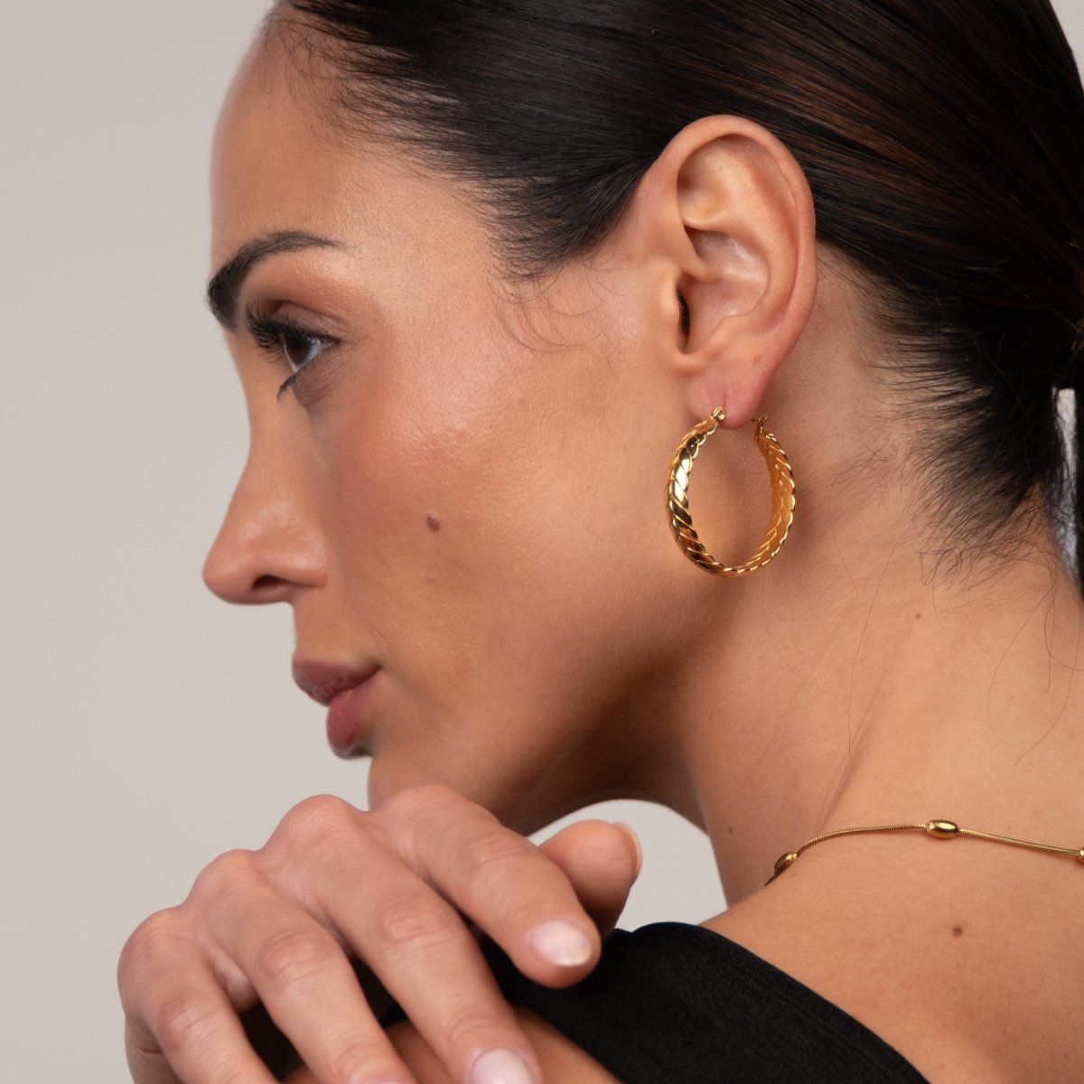 Hoop Earrings Pompeia Hoop Earrings 18K Gold-Plated in 18K gold-plated – Meiva earrings view 9
