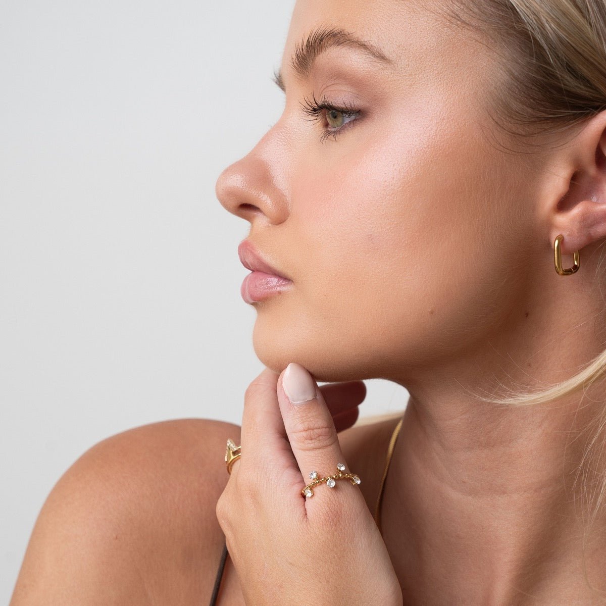 Hoop Earrings Square Hoop Earrings 18K Gold-Plated in 18K gold-plated – Meiva earrings view 2